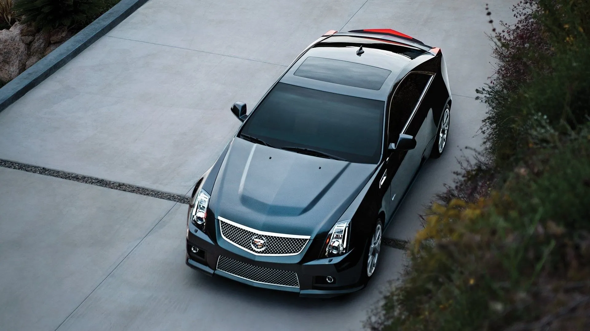 Cadillac CTS-V Coupe 2011 màu trắng nhìn từ góc trên