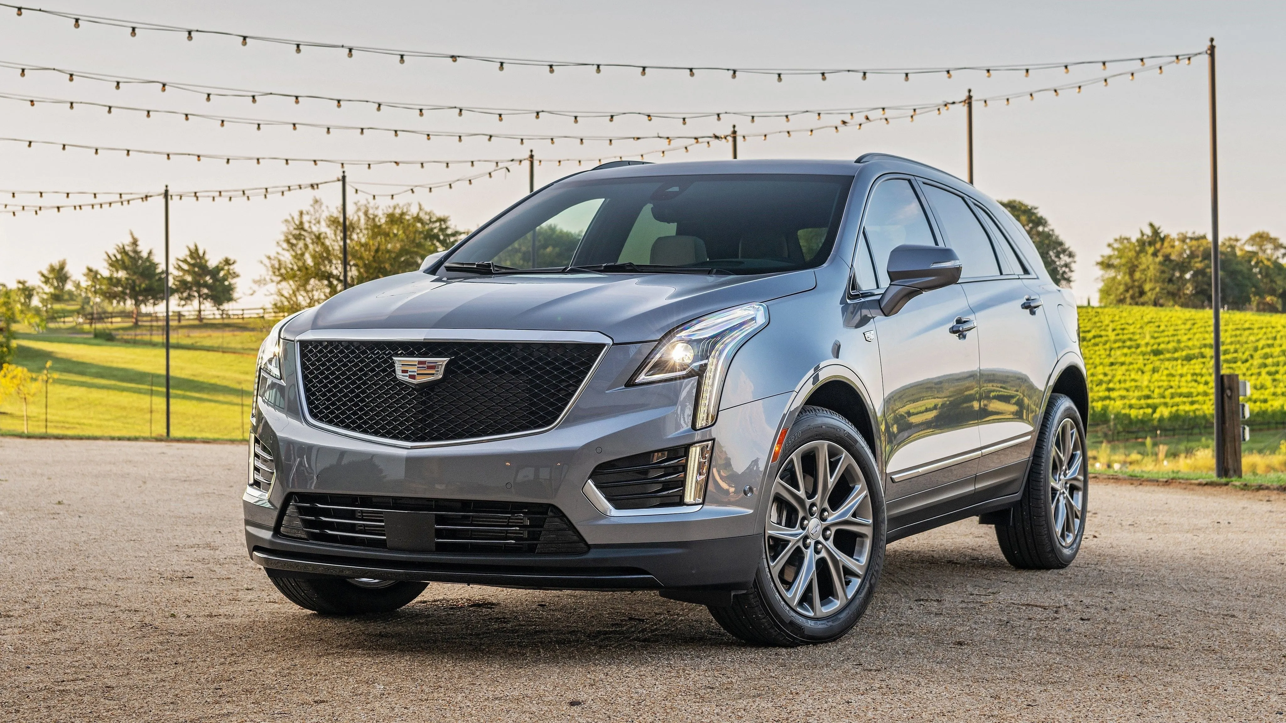 Cadillac XT5 2020 màu bạc, mẫu SUV hạng sang cỡ nhỏ của Cadillac với danh tiếng về độ bền