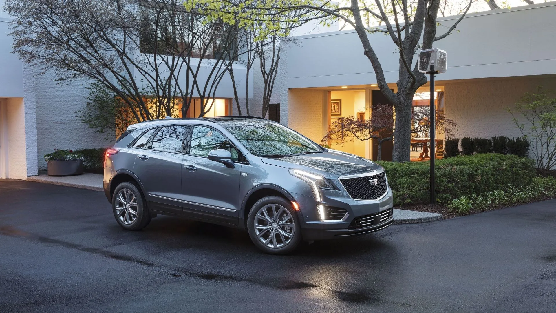 Cadillac XT5 Sport 2020 màu bạc nhìn từ góc 3/4 phía trước, mẫu SUV hạng sang bền bỉ