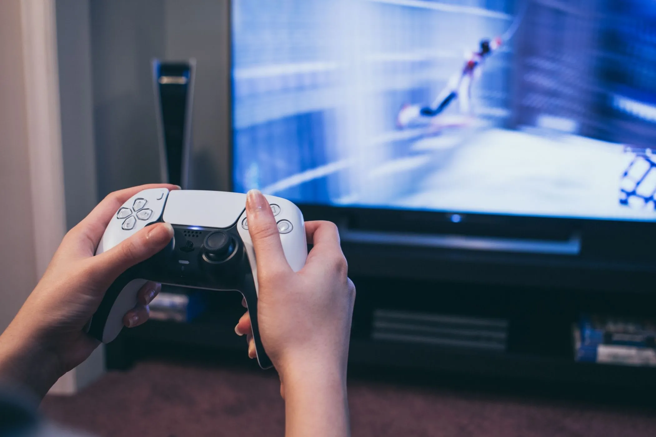 Cầm tay cầm DualSense của PS5 khi chơi game Spider-Man