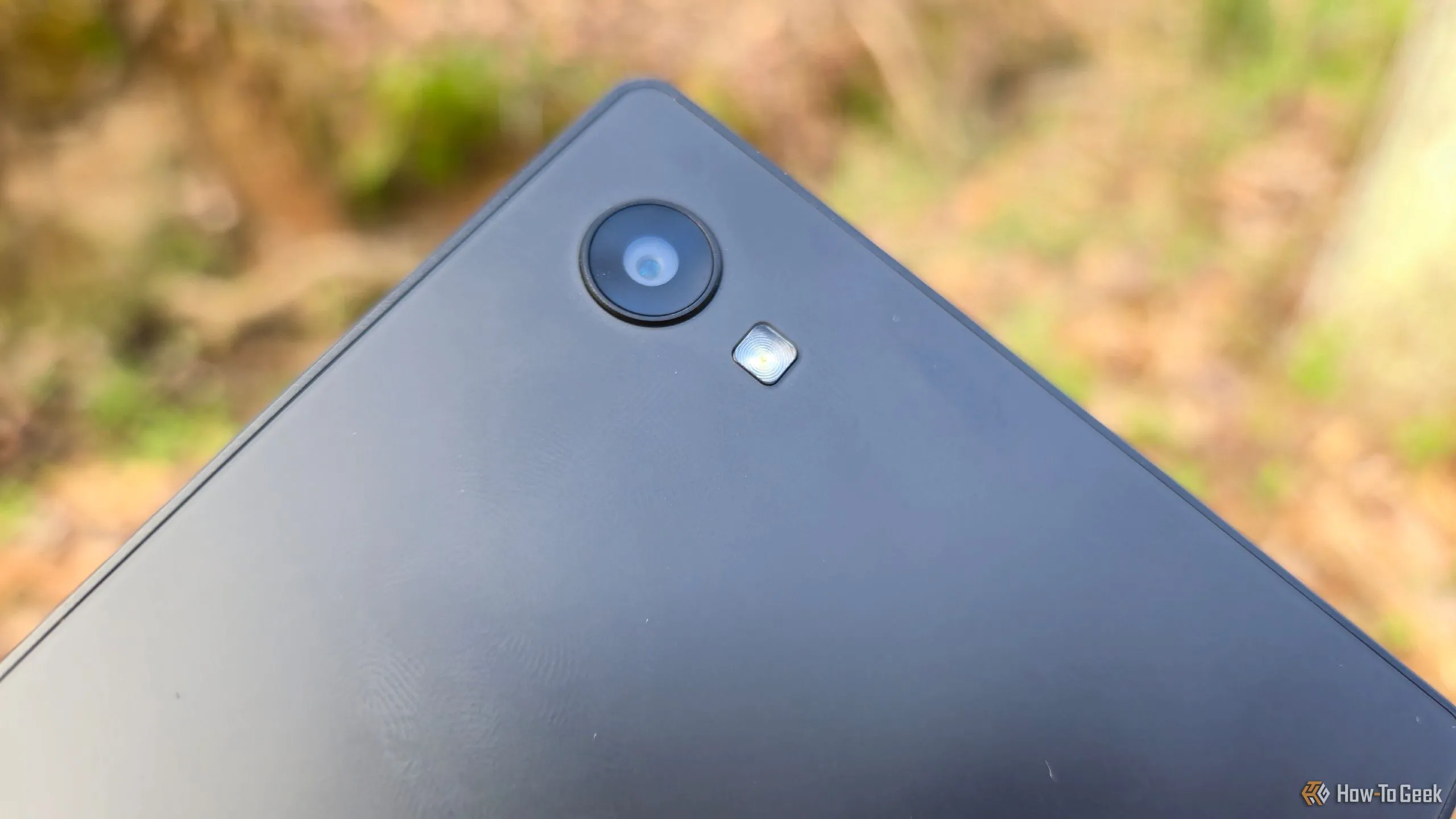 Camera đơn phía sau của Minimal Phone với đèn flash, thiết kế tối giản