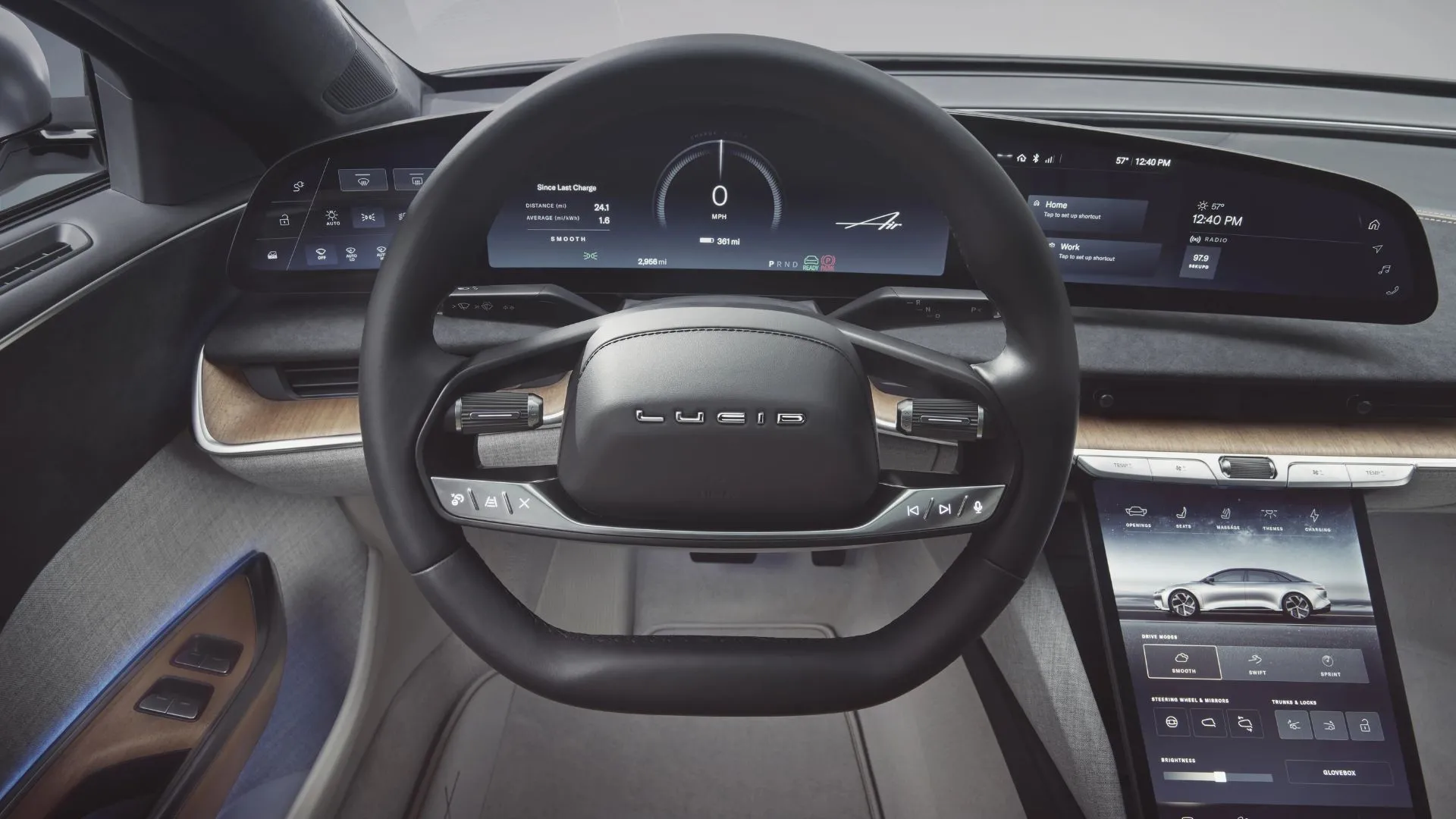 Cận cảnh bảng điều khiển kỹ thuật số và nội thất sang trọng của Lucid Air Grand Touring, với màn hình hiển thị 34 inch và các tính năng tiện ích.