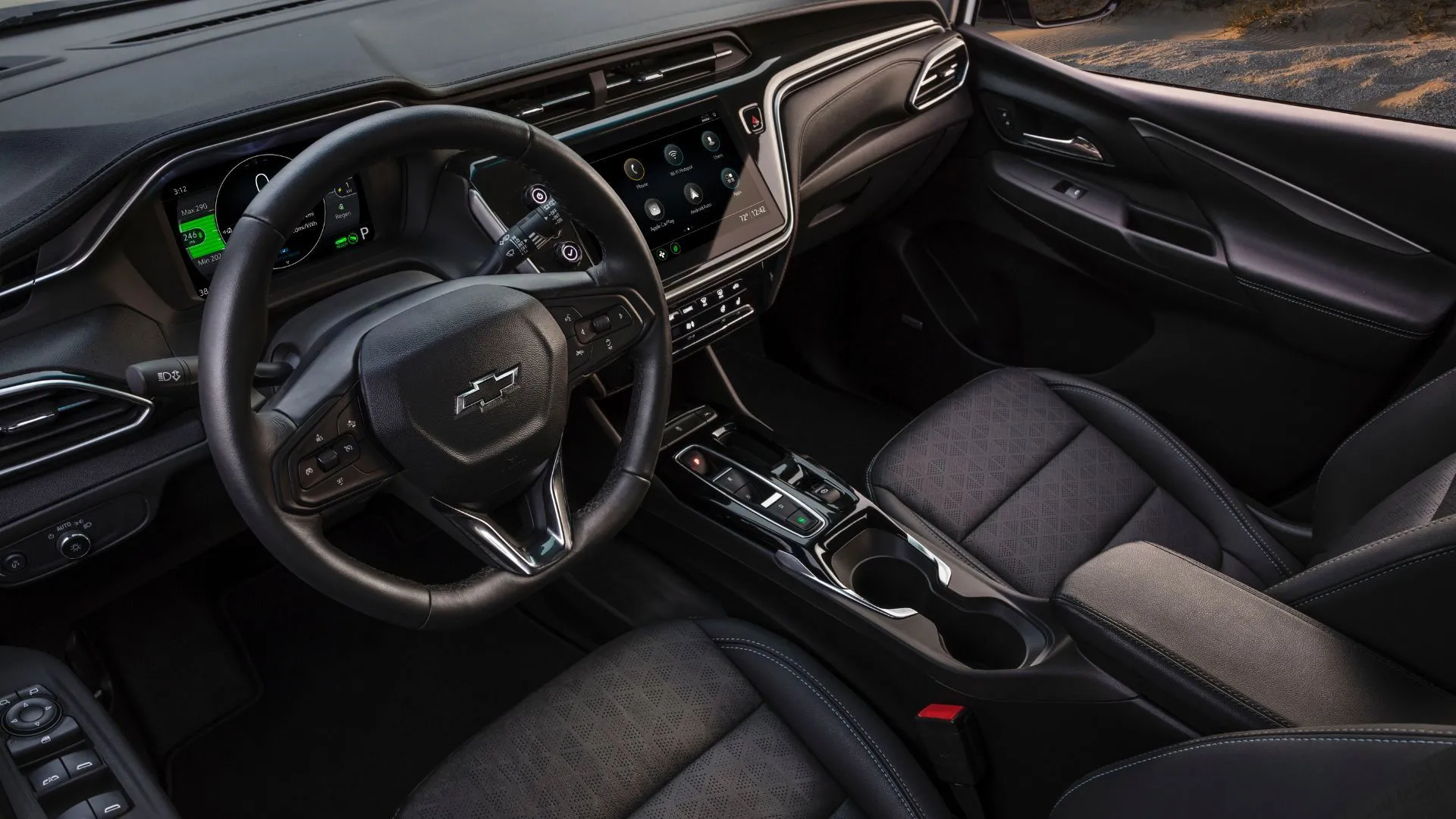Cận cảnh bên trong cabin của Chevrolet Bolt EV 2022, hiển thị ghế trước, vô lăng và màn hình thông tin giải trí.