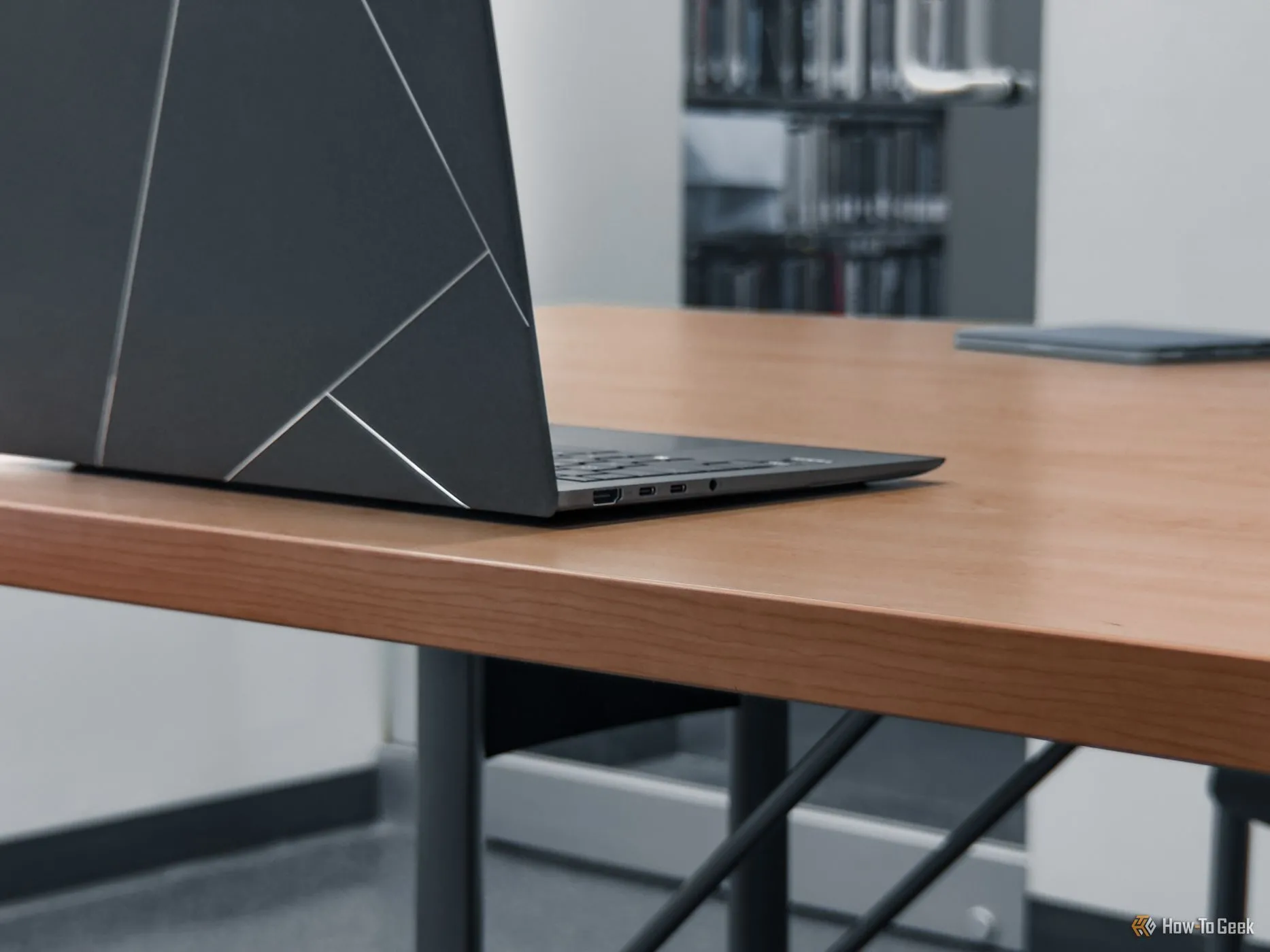 Cận cảnh các cổng kết nối bên trái của ASUS Zenbook S 14, bao gồm Thunderbolt 4 và HDMI