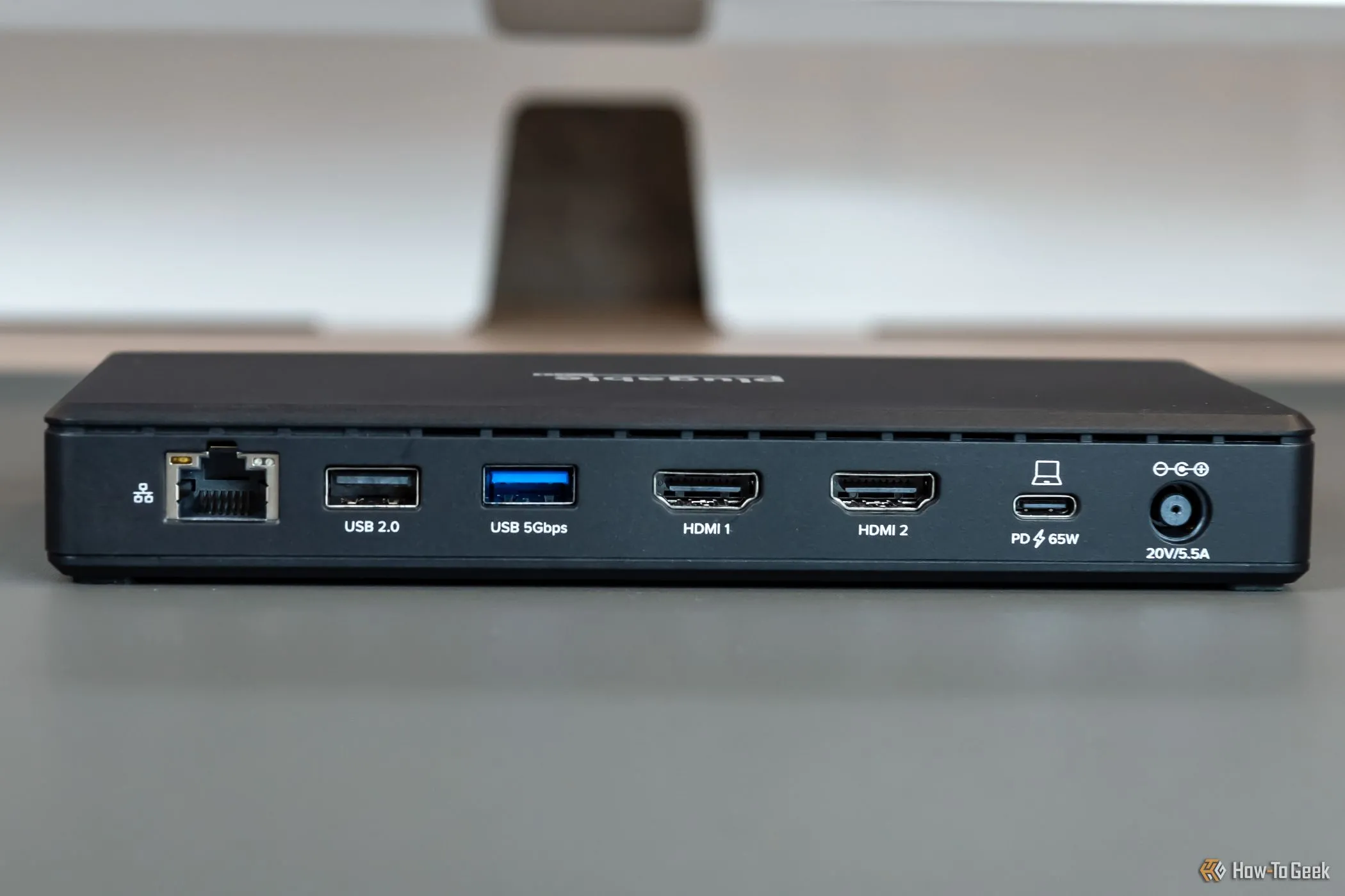 Cận cảnh các cổng kết nối ở mặt sau của Plugable USB-C Dual HDMI Docking Station, bao gồm HDMI, USB-A, Ethernet và cổng sạc, tối ưu cho môi trường làm việc với Chromebook.