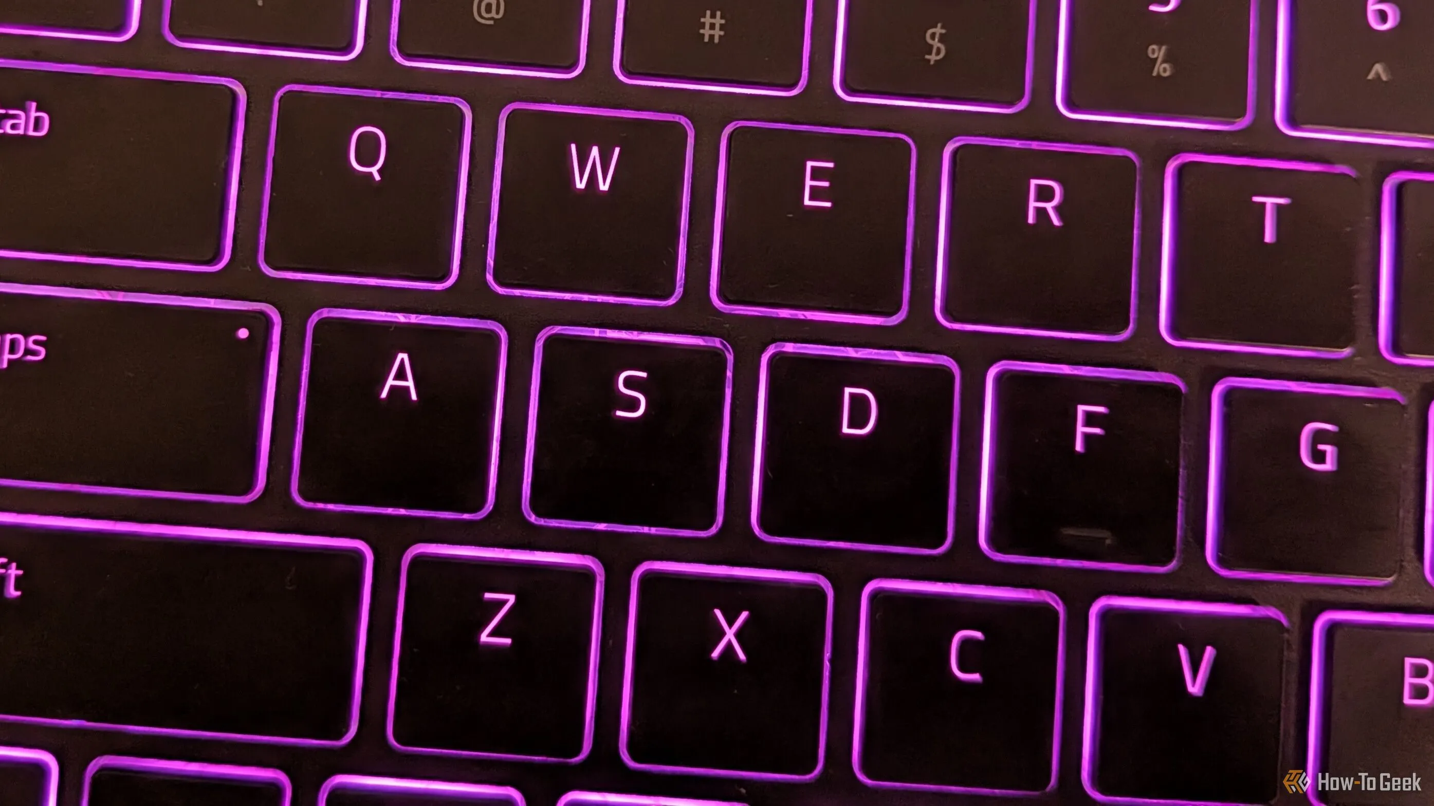 Cận cảnh các phím ASDF của bàn phím Razer Joro với đèn nền Razer Chroma RGB đang bật, cho thấy hiệu ứng ánh sáng