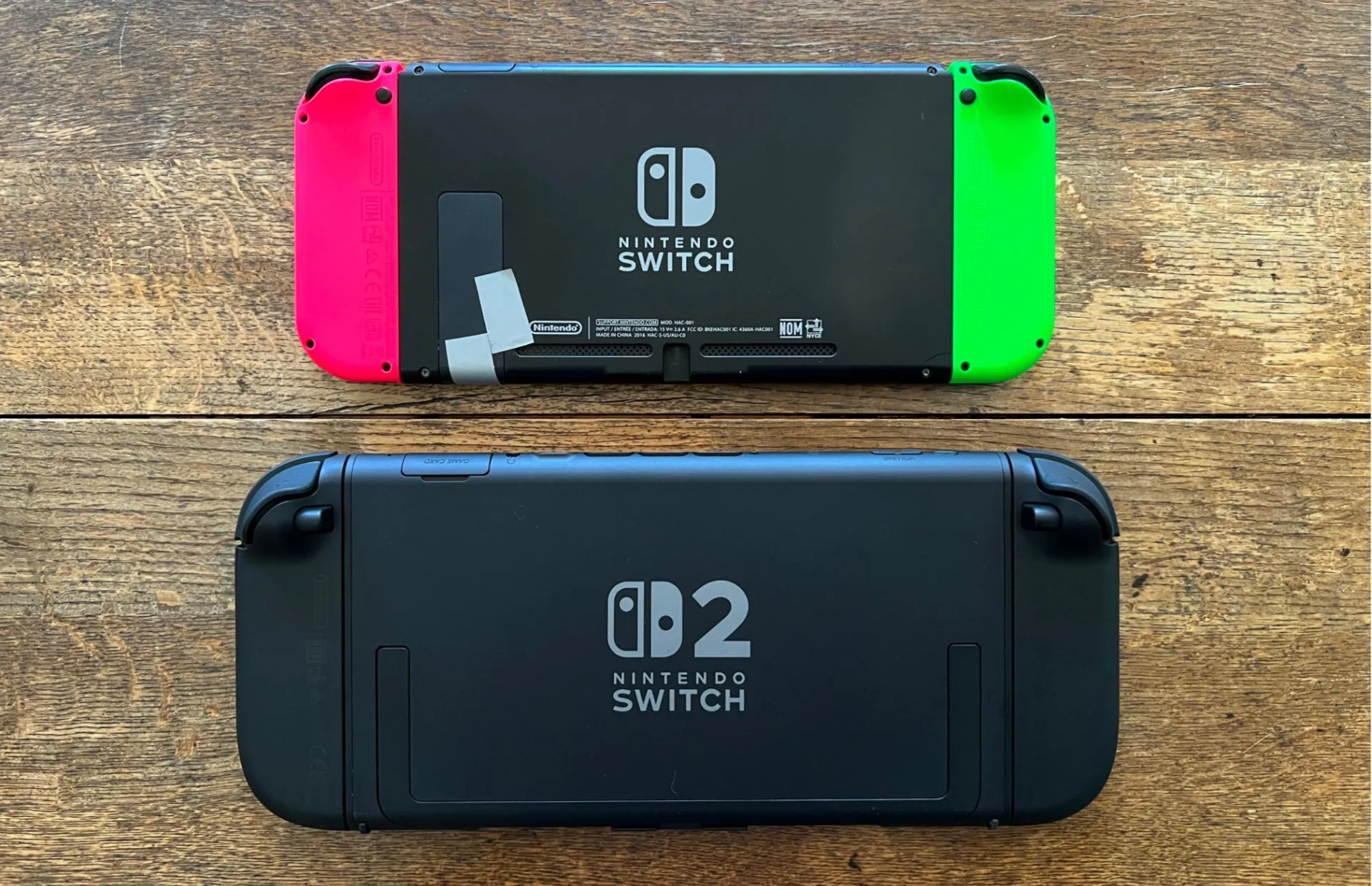 Cận cảnh chân đế của Nintendo Switch 2 (phía trước) và Switch đời đầu (phía sau) khi mở ra.