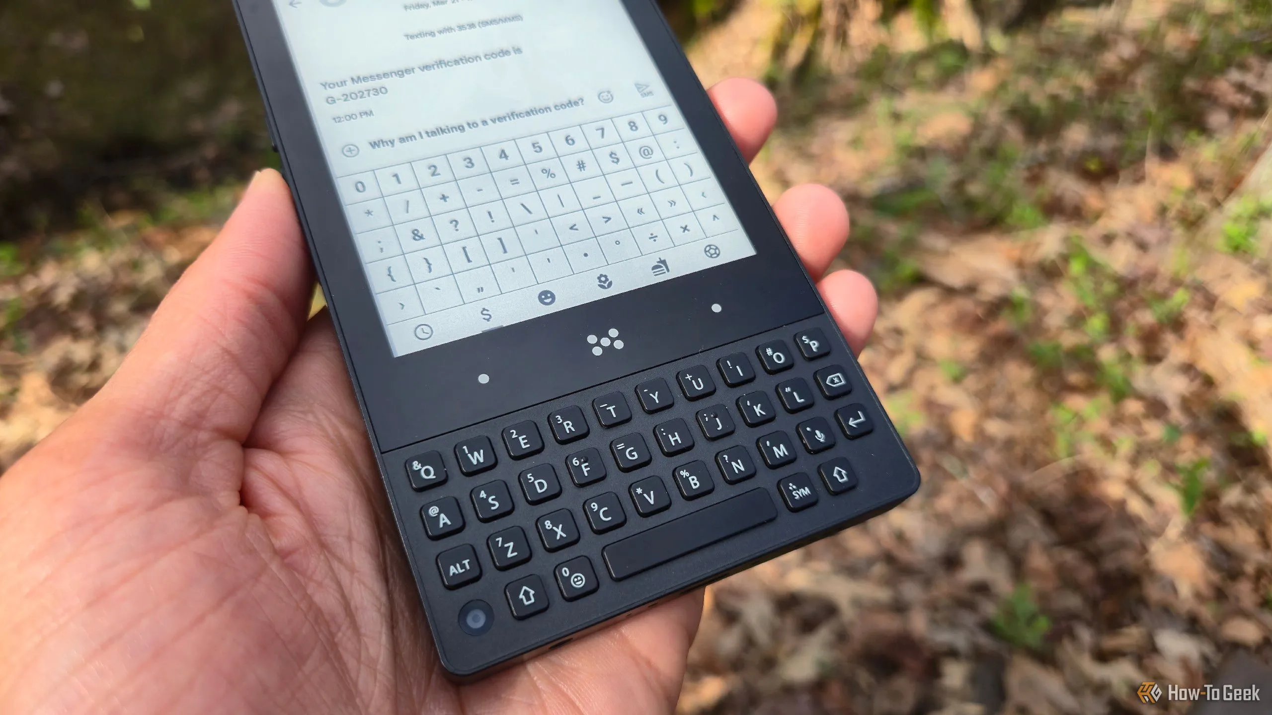 Cận cảnh chi tiết các phím bấm vật lý trên bàn phím của Minimal Phone