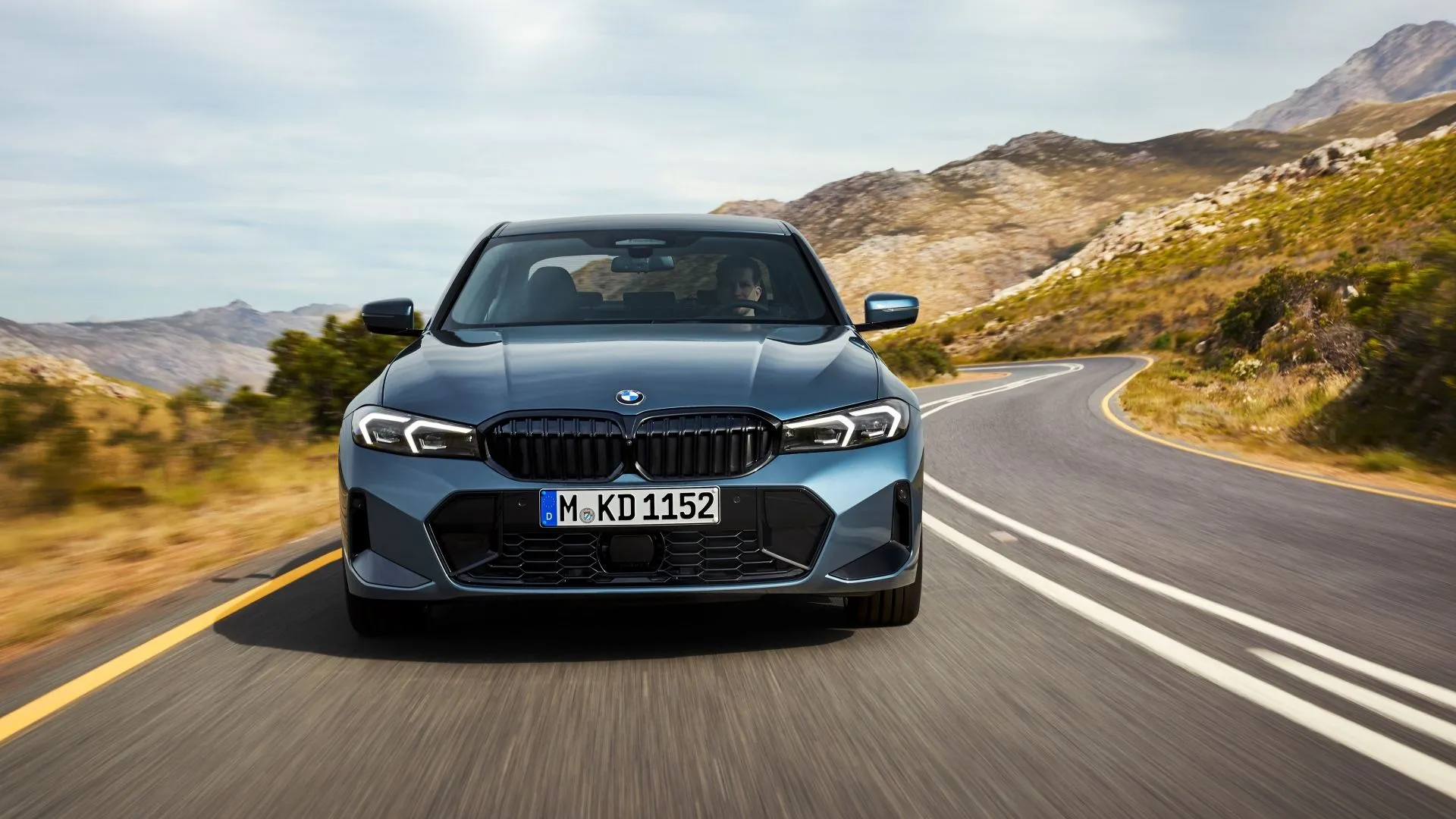 Cận cảnh đầu xe BMW 3-Series 2025 màu đen với lưới tản nhiệt đặc trưng