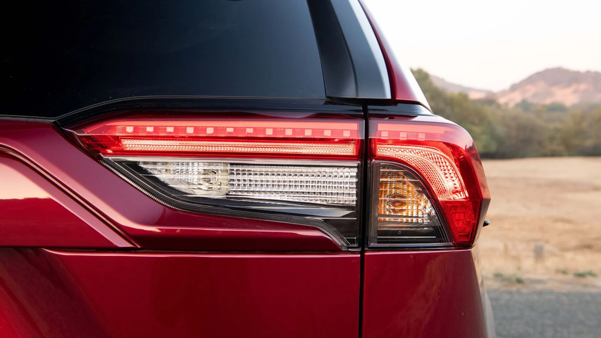 Cận cảnh đèn hậu của Toyota RAV4 2019