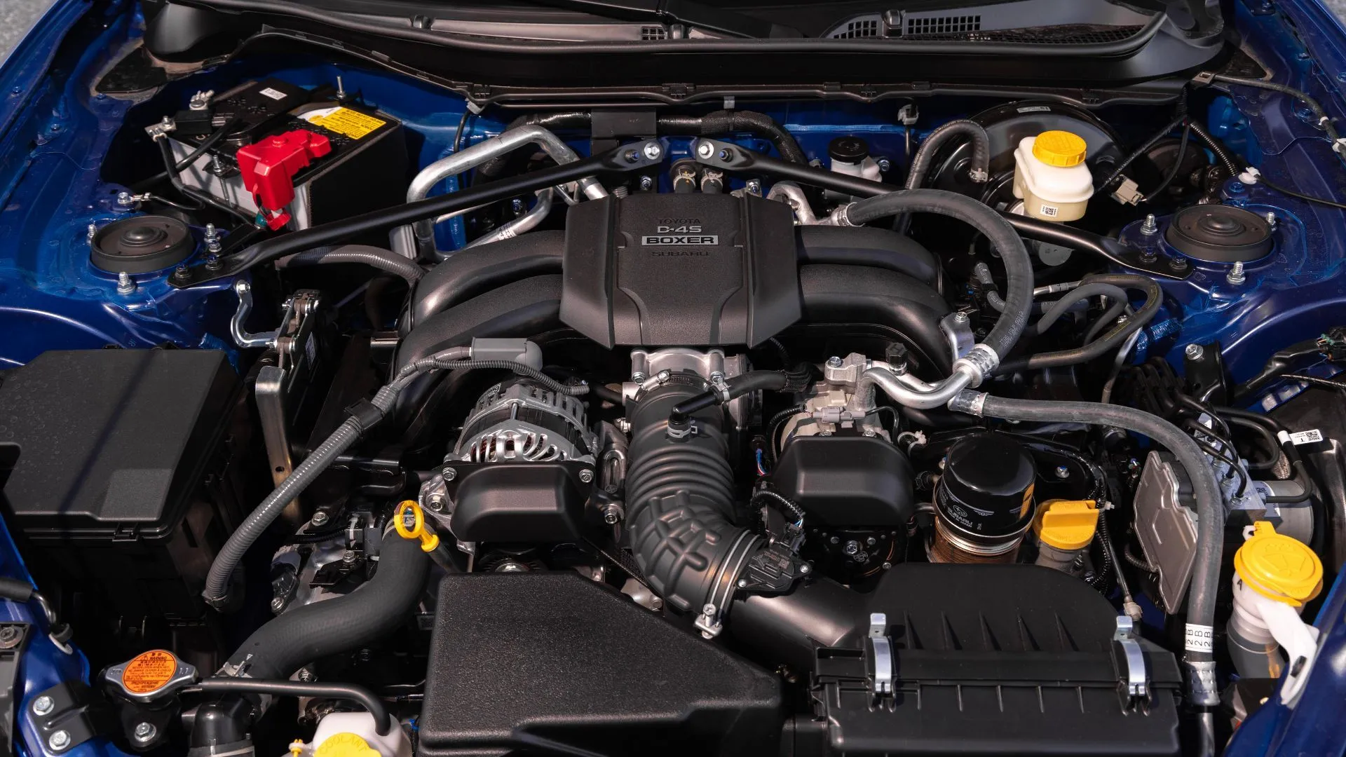 Cận cảnh khoang động cơ của Subaru BRZ tS 2024, cho thấy động cơ Boxer 2.4L mạnh mẽ.