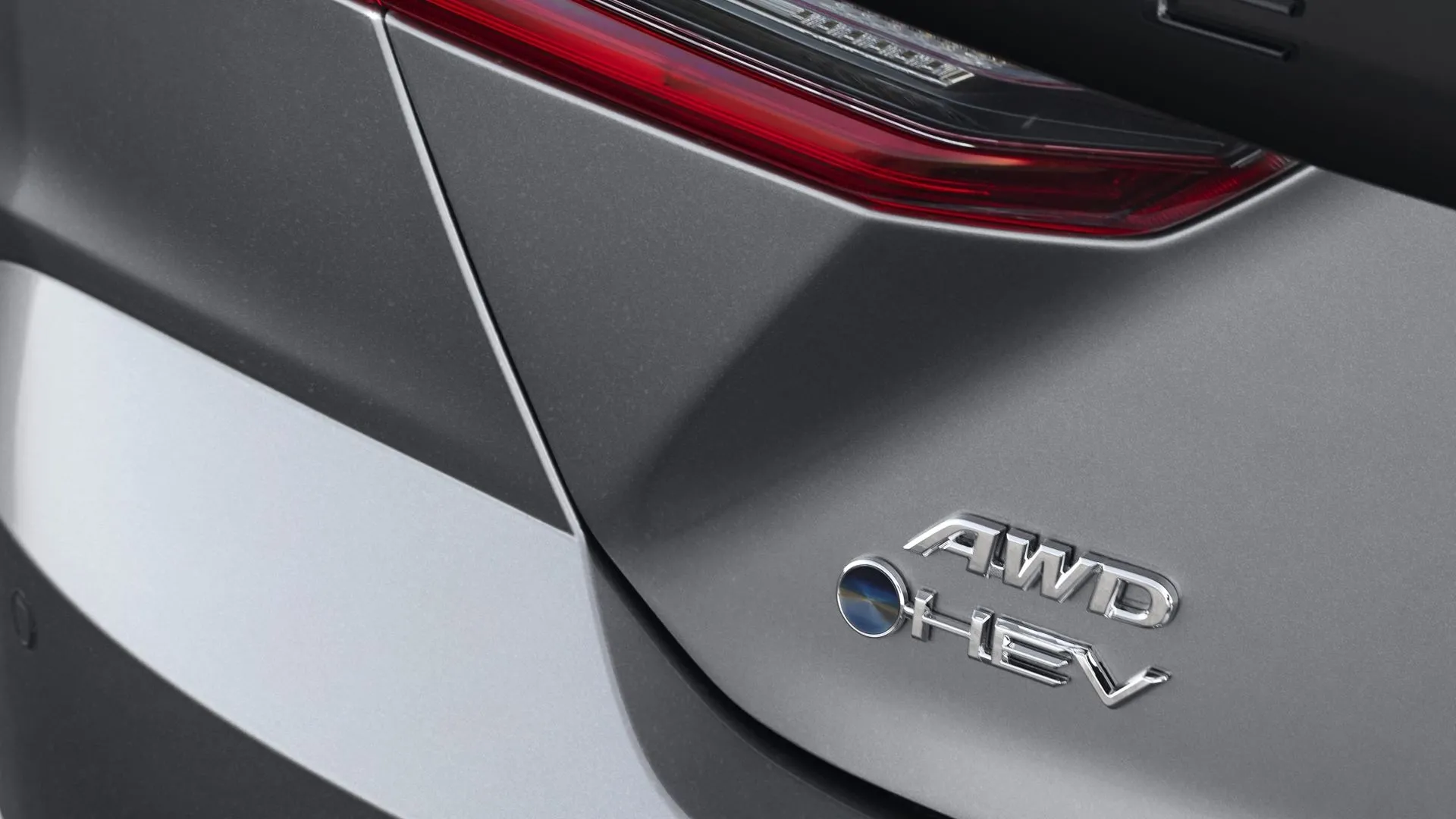 Cận cảnh logo Hybrid trên đuôi xe Toyota Camry 2025 XSE, biểu tượng cho khả năng tiết kiệm nhiên liệu