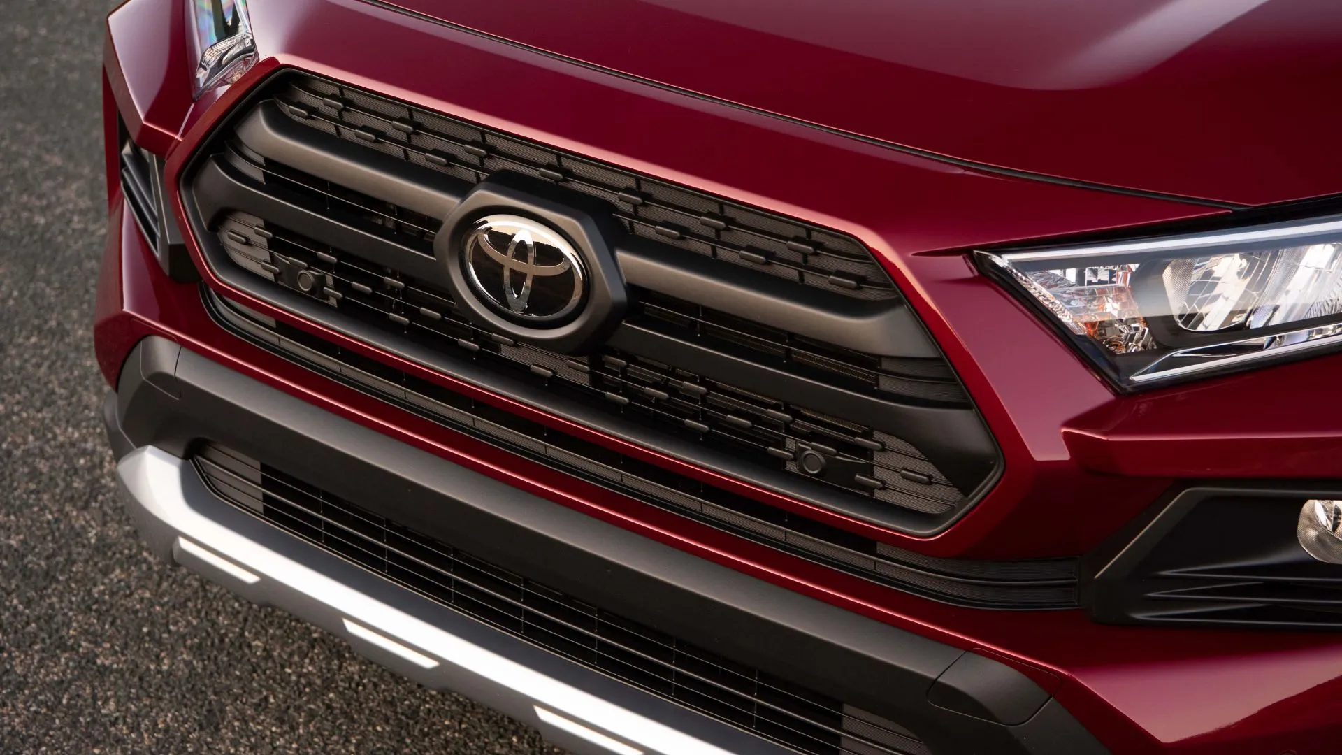 Cận cảnh lưới tản nhiệt của Toyota RAV4 2019