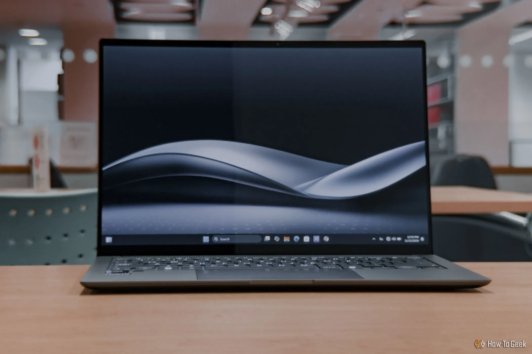 Cận cảnh màn hình OLED 3K của ASUS Zenbook S 14 với hình nền hiển thị chi tiết và màu sắc rực rỡ