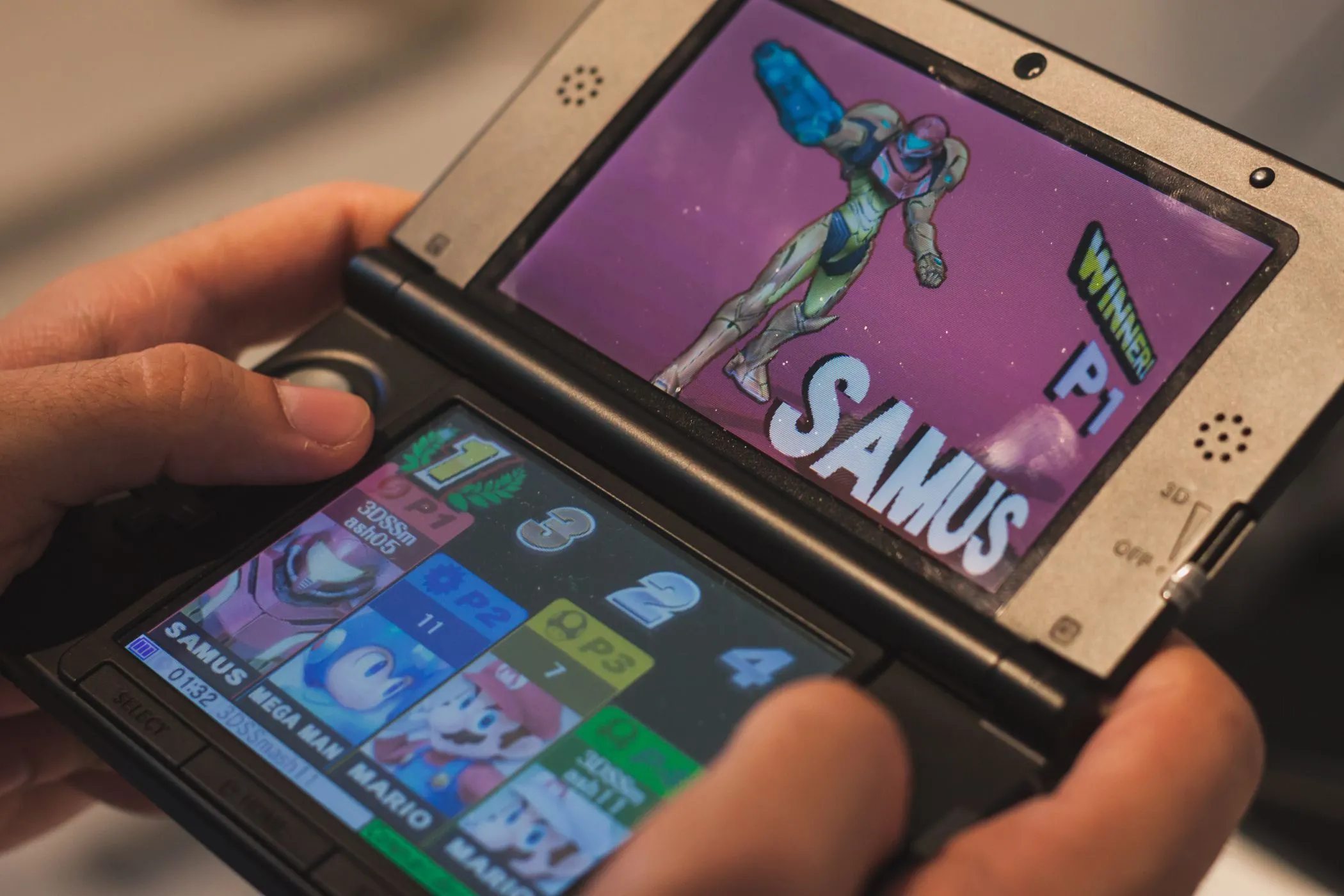 Cận cảnh máy chơi game cầm tay Nintendo 3DS với màn hình kép và thiết kế vỏ sò
