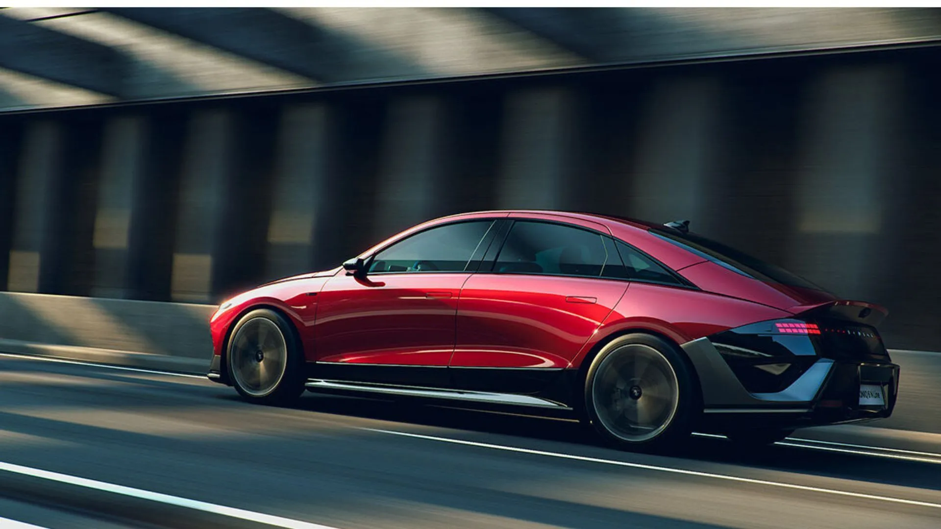 Cận cảnh phía sau của Hyundai Ioniq 6 mới đang di chuyển trong môi trường đô thị, phô diễn thiết kế đuôi xe độc đáo và đèn hậu LED.