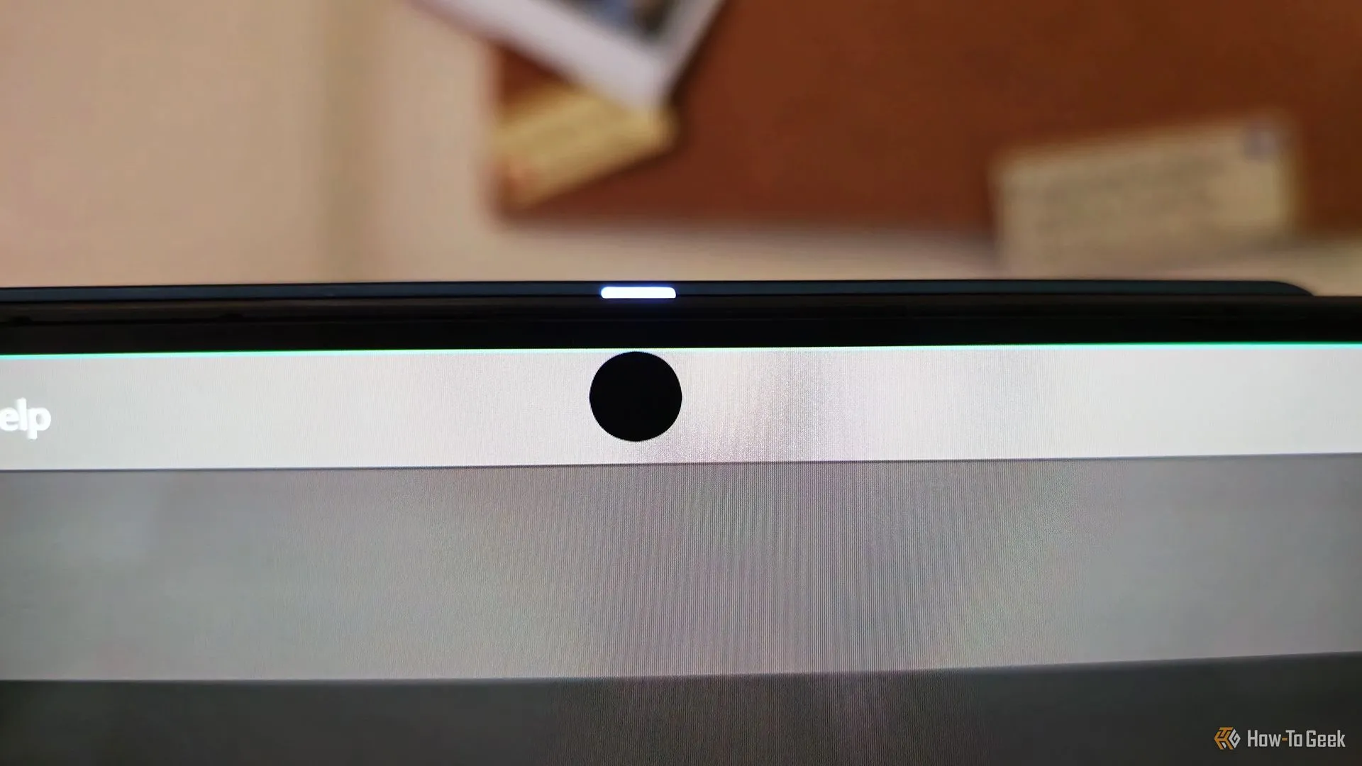 Cận cảnh vị trí camera dưới màn hình của Lenovo Yoga Slim 9i Gen 10
