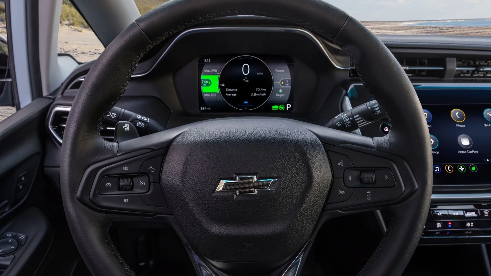 Cận cảnh vô lăng của Chevrolet Bolt EV 2022, hiển thị bảng đồng hồ kỹ thuật số và màn hình thông tin giải trí.