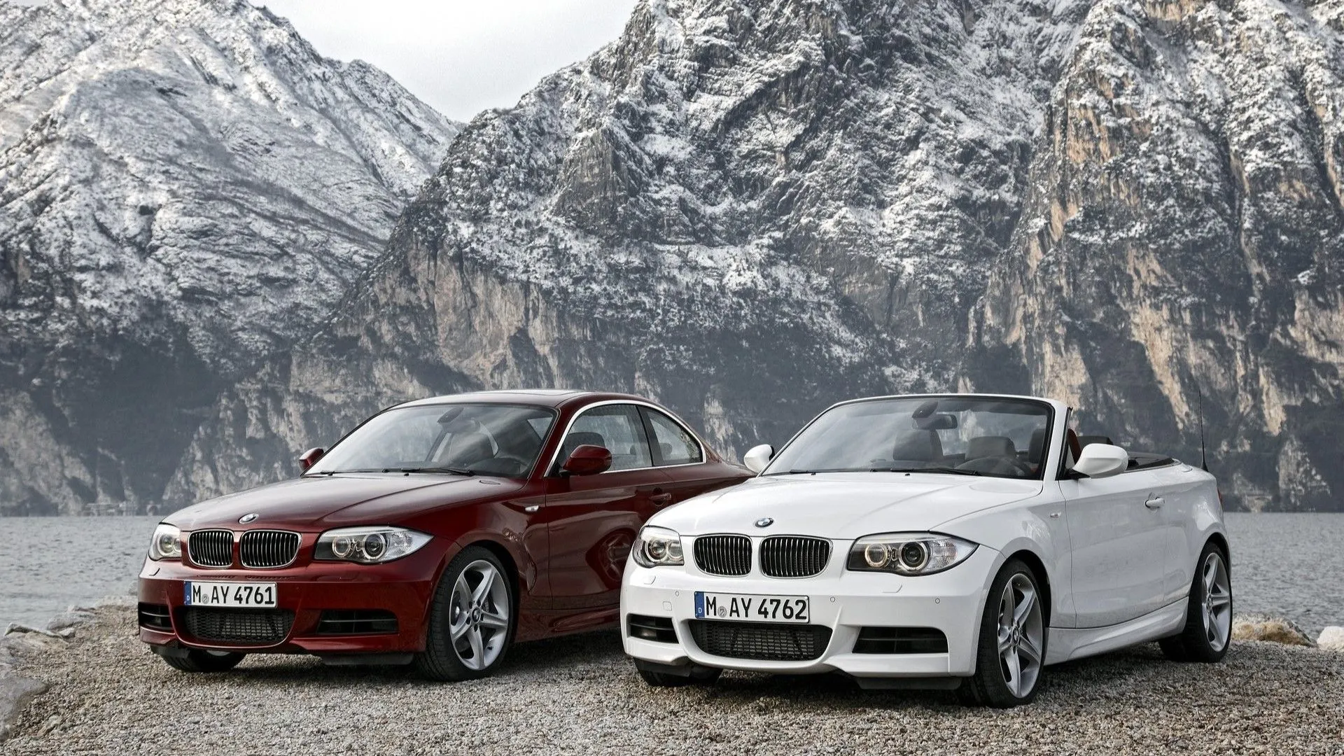 Cặp đôi BMW 1-Series Coupe và Convertible đời 2012 màu trắng bạc đang đỗ, góc chụp 3/4 phía trước