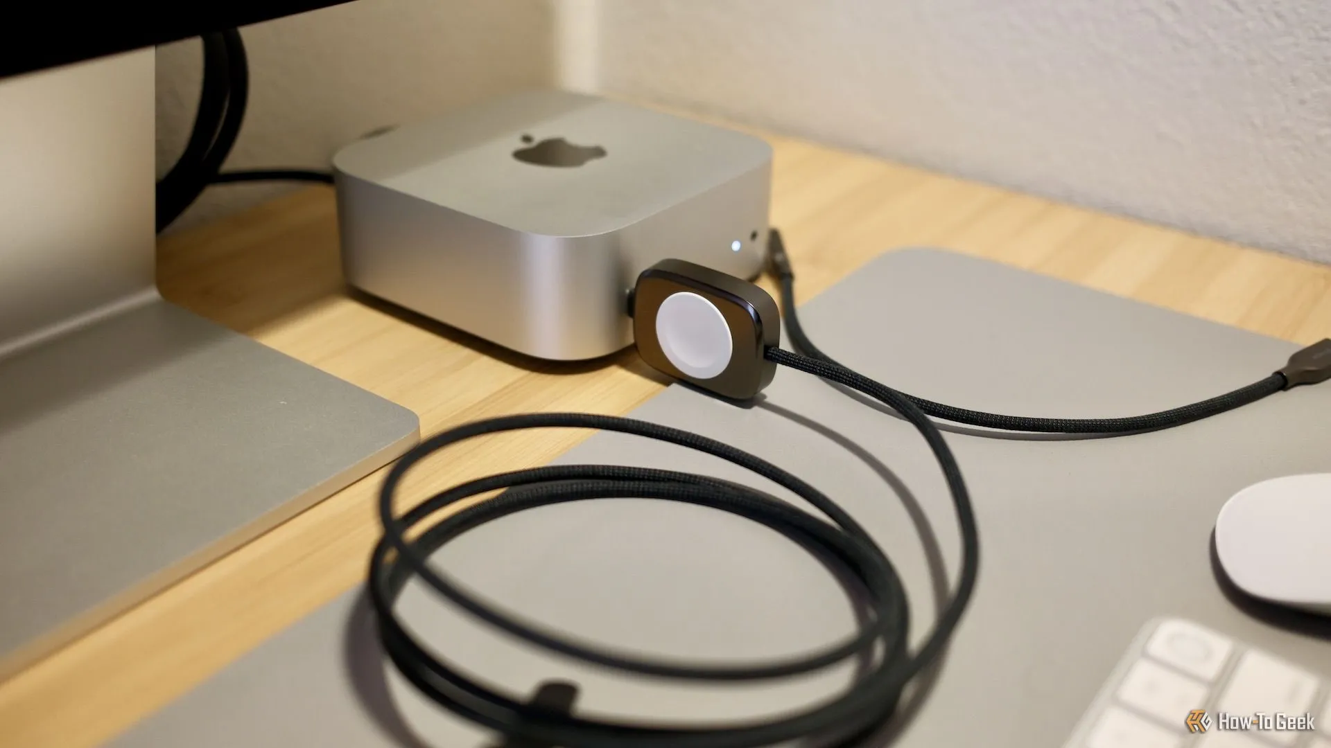 Cáp sạc Nomad Universal cho Apple Watch cắm vào cổng USB-C của Mac mini M4, minh họa khả năng tương thích