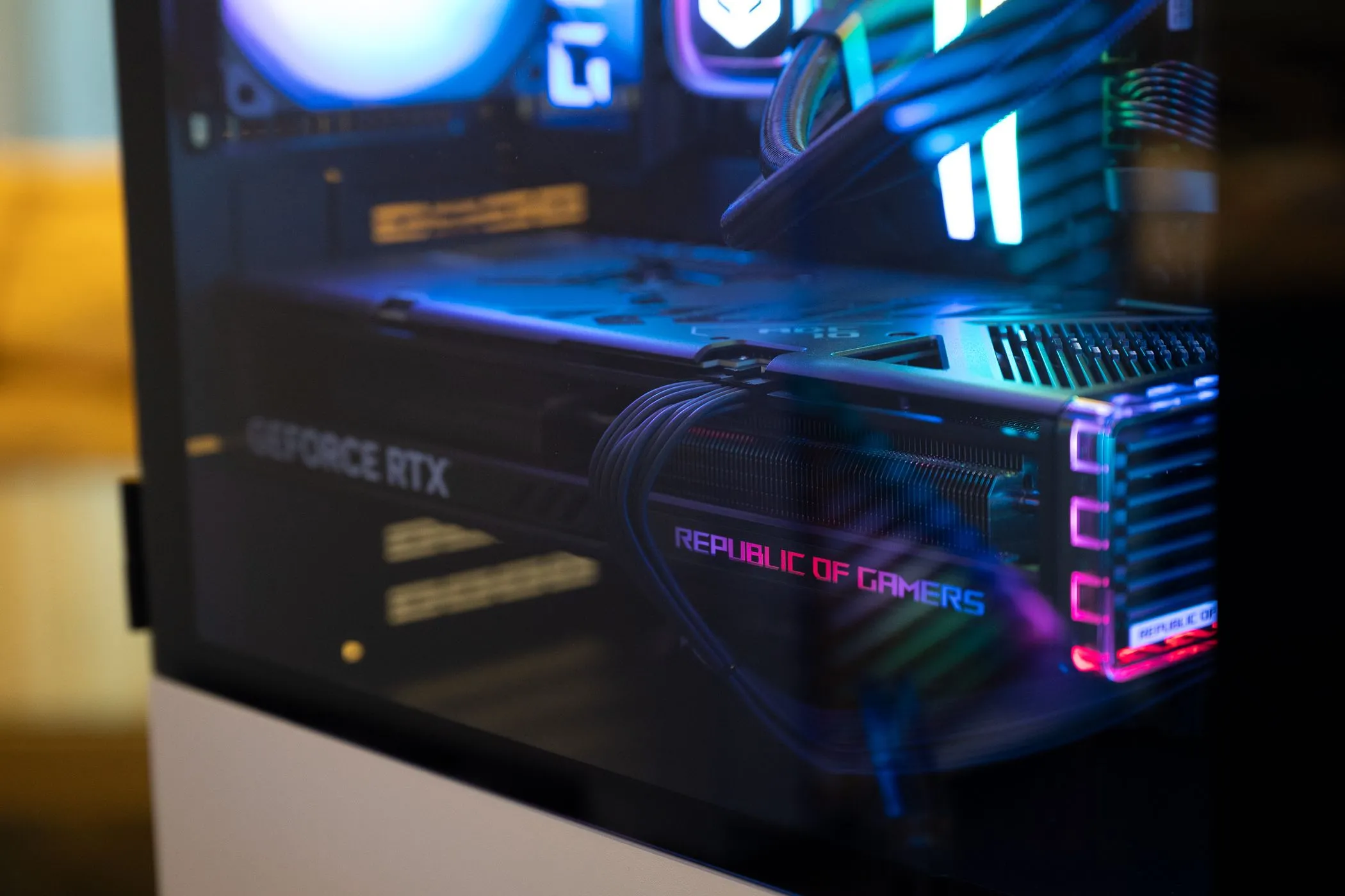 Card đồ họa ASUS ROG NVIDIA GeForce RTX bên trong một thùng máy tính chơi game, minh họa linh kiện quan trọng cần kiểm tra khi nghi ngờ nghẽn cổ chai CPU
