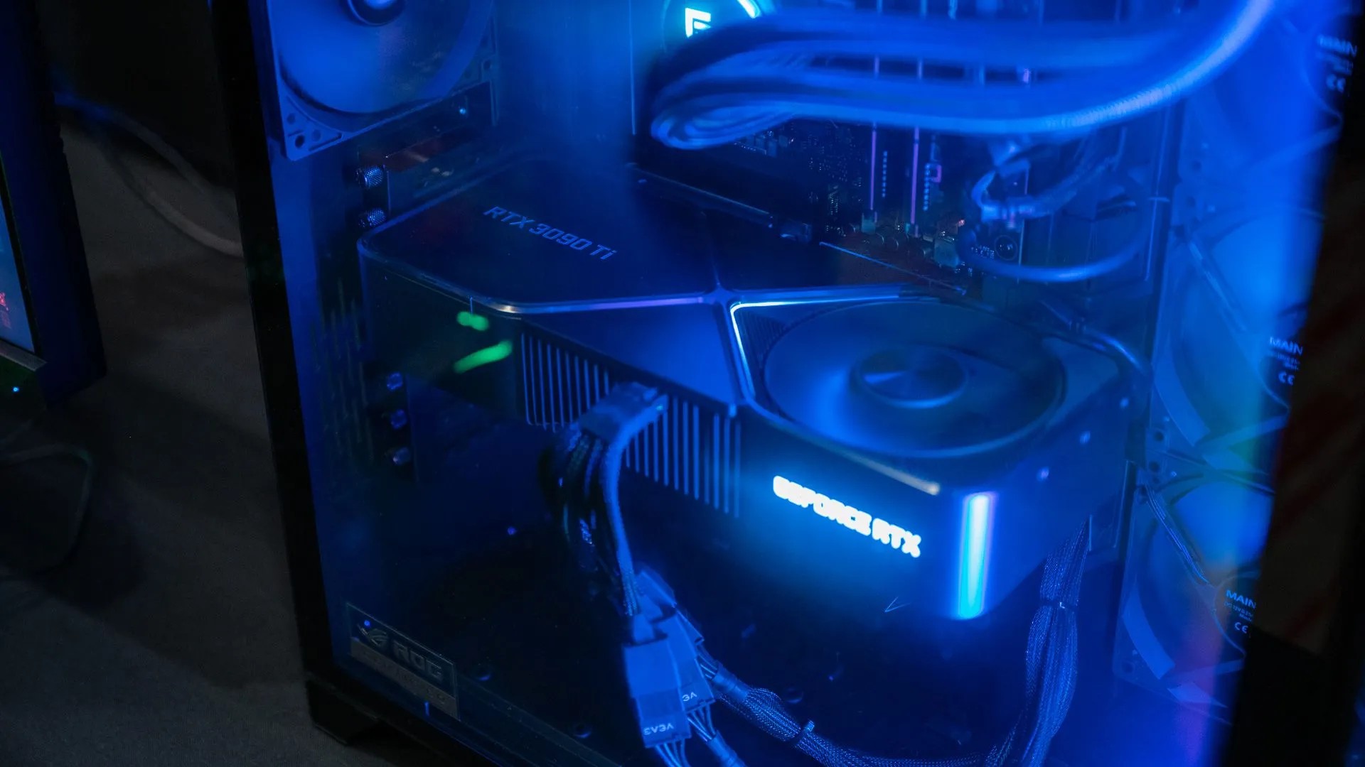 Card đồ họa NVIDIA RTX 3090 Ti bên trong một máy tính chơi game, thể hiện sức mạnh xử lý đồ họa hiện đại.