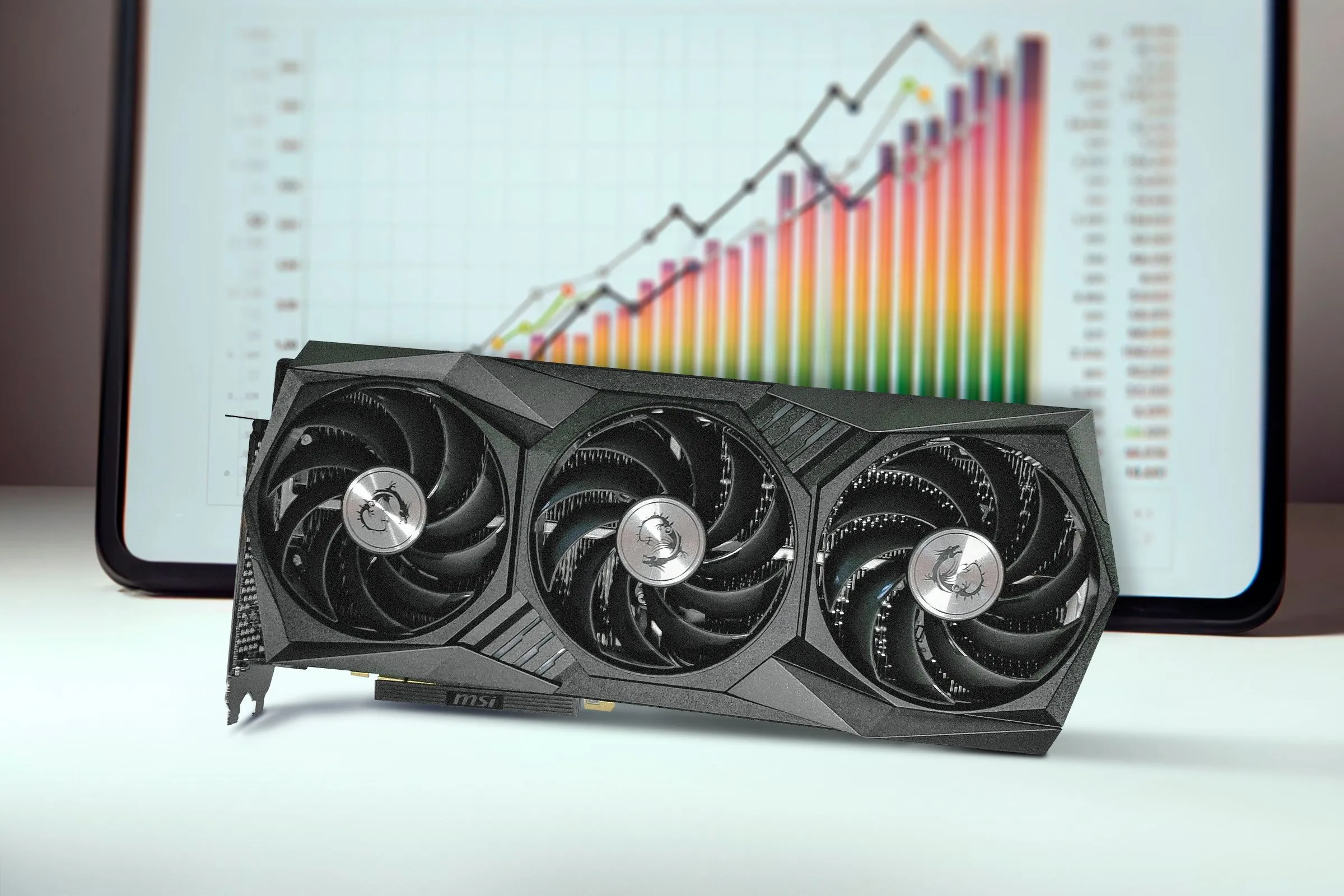 Card đồ họa và biểu đồ hiệu năng (benchmark) minh họa quy trình kiểm tra chuyên sâu để đánh giá chất lượng GPU cũ.