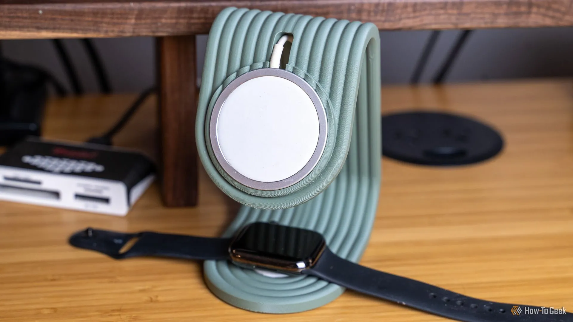 Chân đế sạc MagSafe in 3D kiêm sạc Apple Watch trên bàn tre