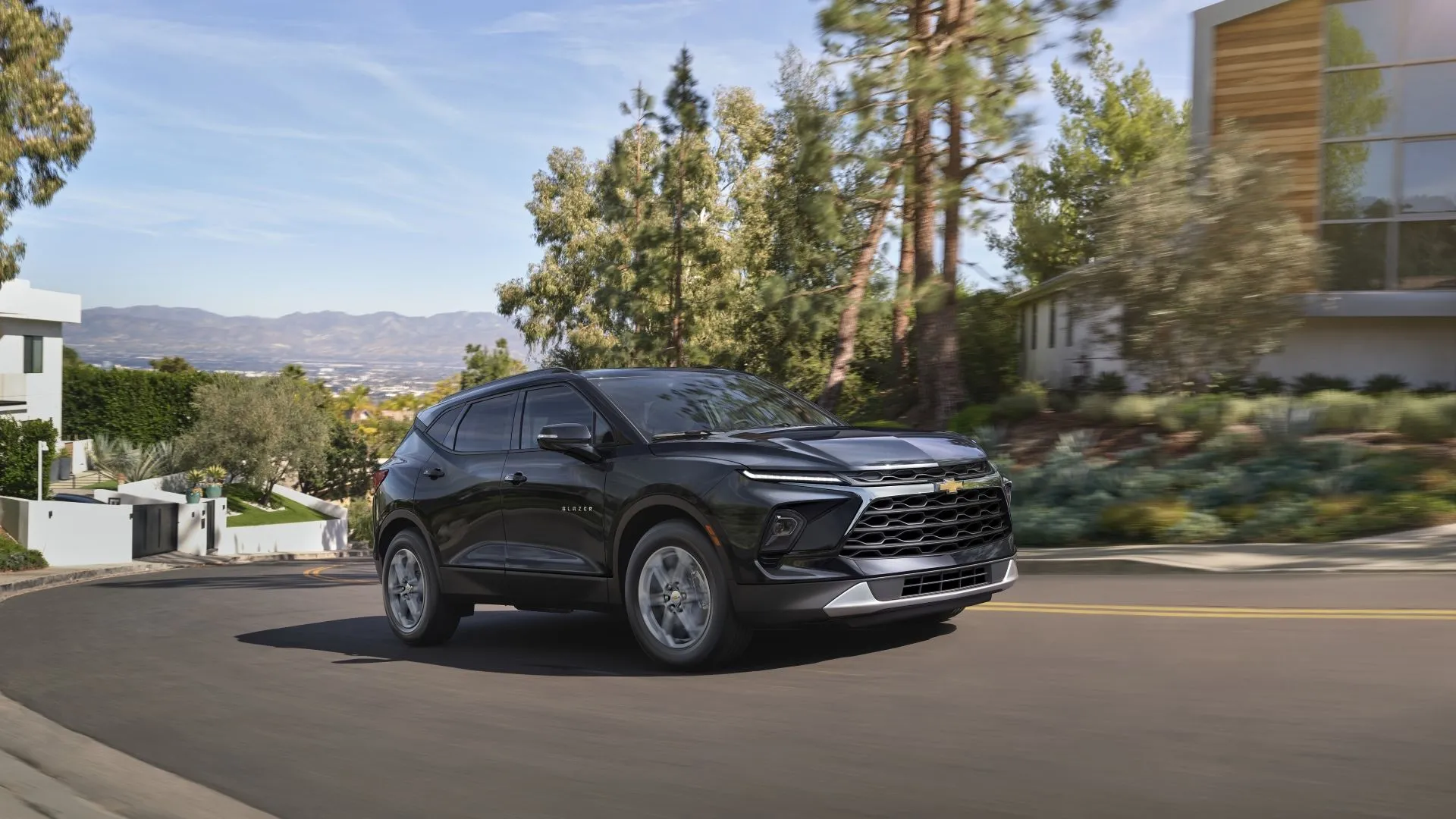 Chevrolet Blazer 2025 màu đen bóng bẩy với thiết kế thể thao, đèn pha mảnh mai và lưới tản nhiệt lớn