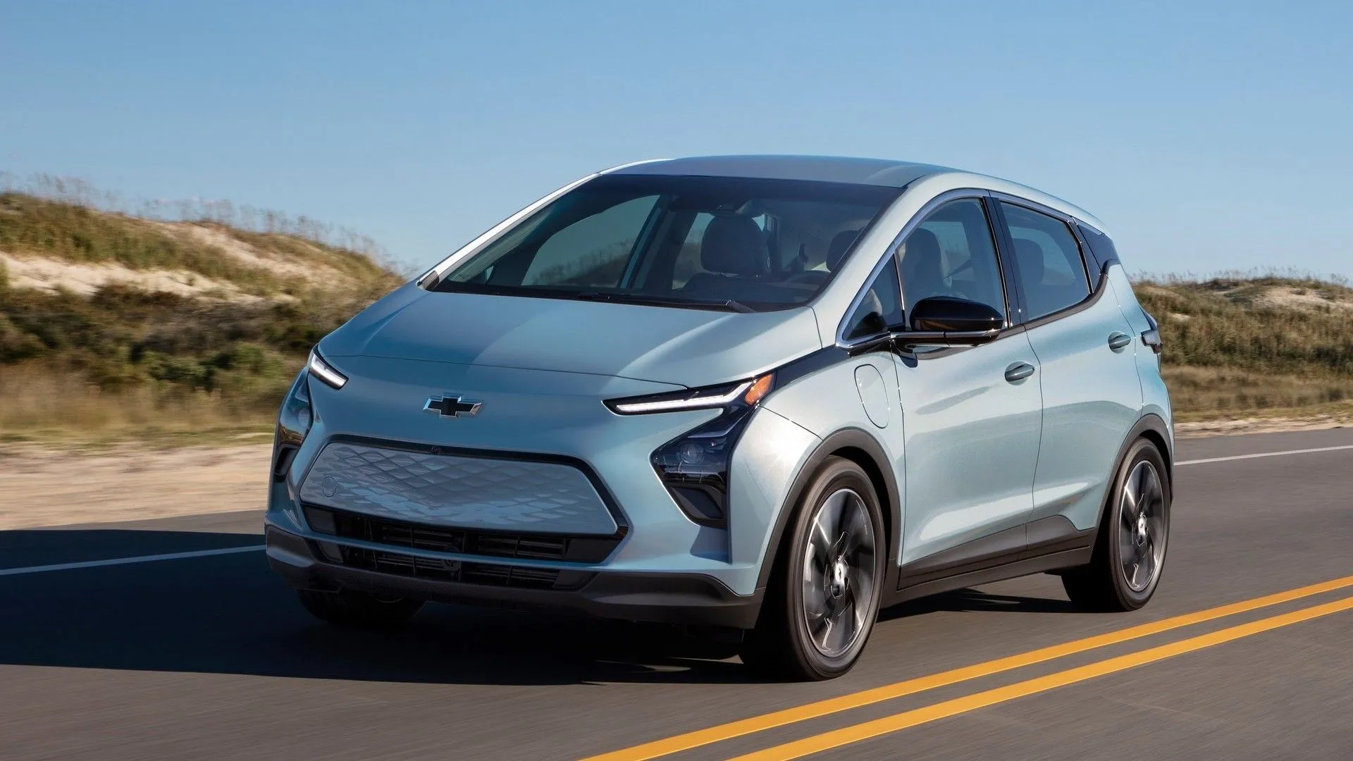 Chevrolet Bolt EV đời 2022 trong cảnh chuyển động, mẫu xe điện đô thị nhỏ gọn nhưng rất đáng tin cậy.