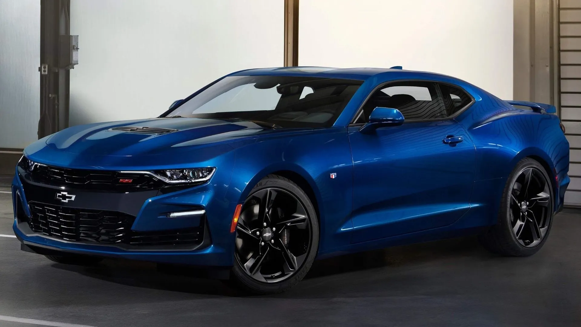 Chevrolet Camaro SS 2019 màu xám nhìn từ góc 3/4 phía trước, biểu tượng của xe cơ bắp Mỹ với động cơ V8 mạnh mẽ