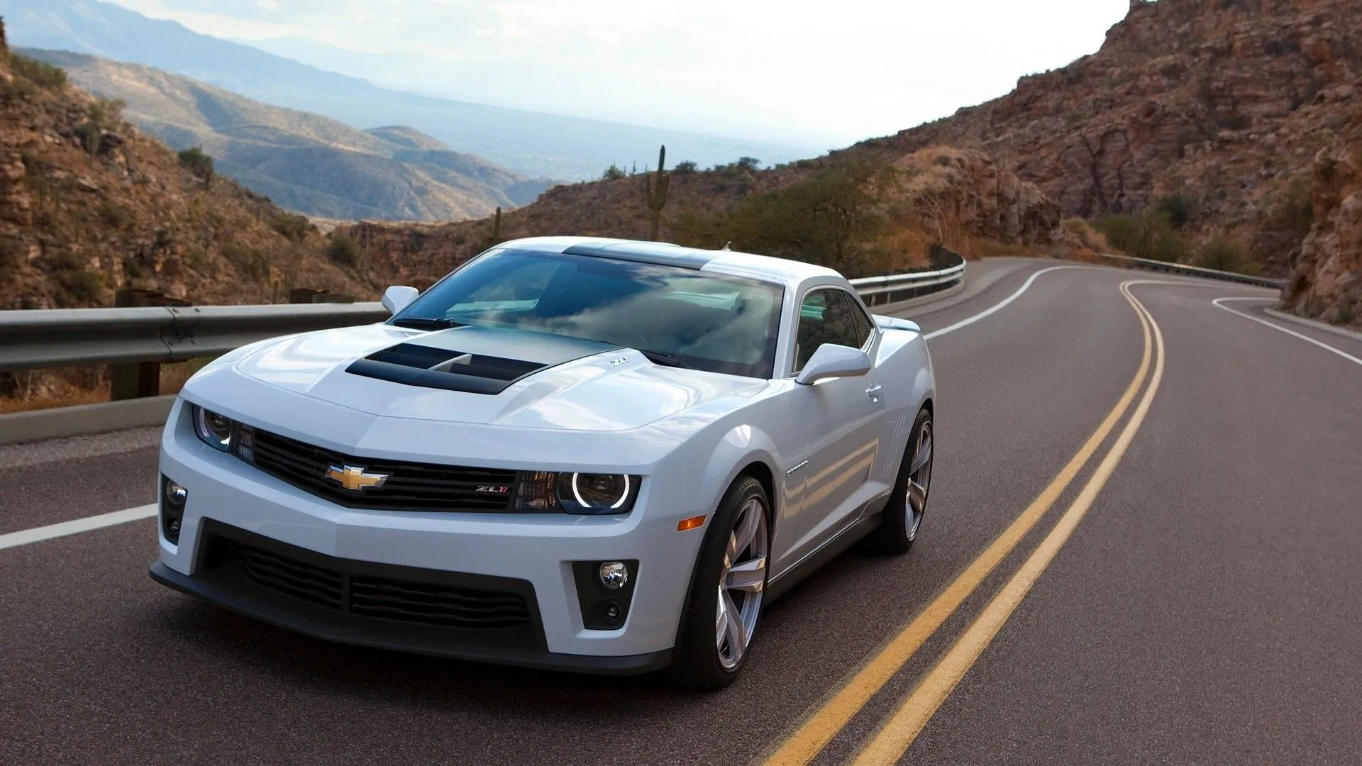 Chevrolet Camaro ZL1 2013 màu xám bạc đang tăng tốc