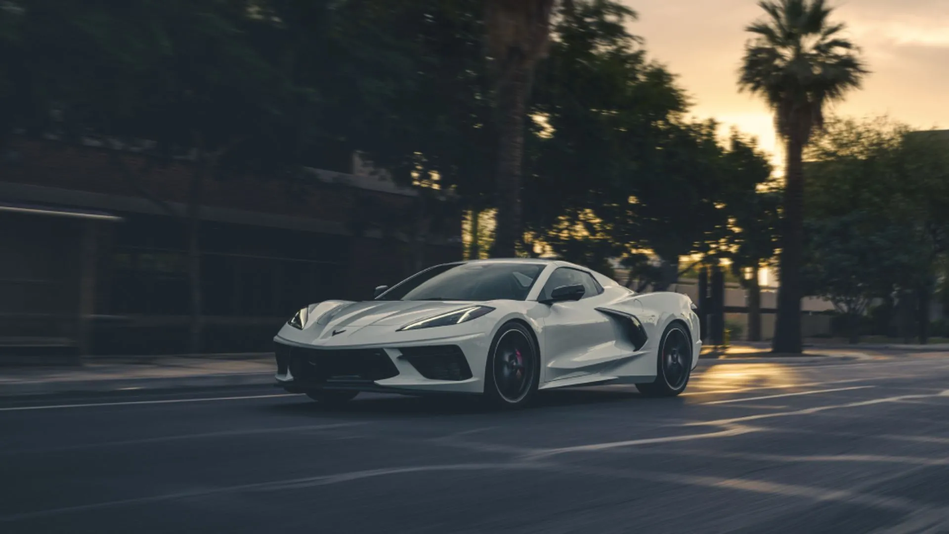 Chevrolet Corvette Stingray 2025 màu trắng di chuyển trong thành phố lúc hoàng hôn, siêu xe thể thao Mỹ với hiệu suất đỉnh cao và độ tin cậy đáng ngạc nhiên