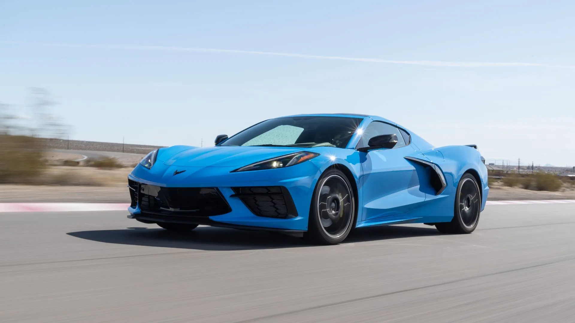 Chevrolet Corvette Stingray C8 2025 màu xanh dương đang lái trên đường nông thôn