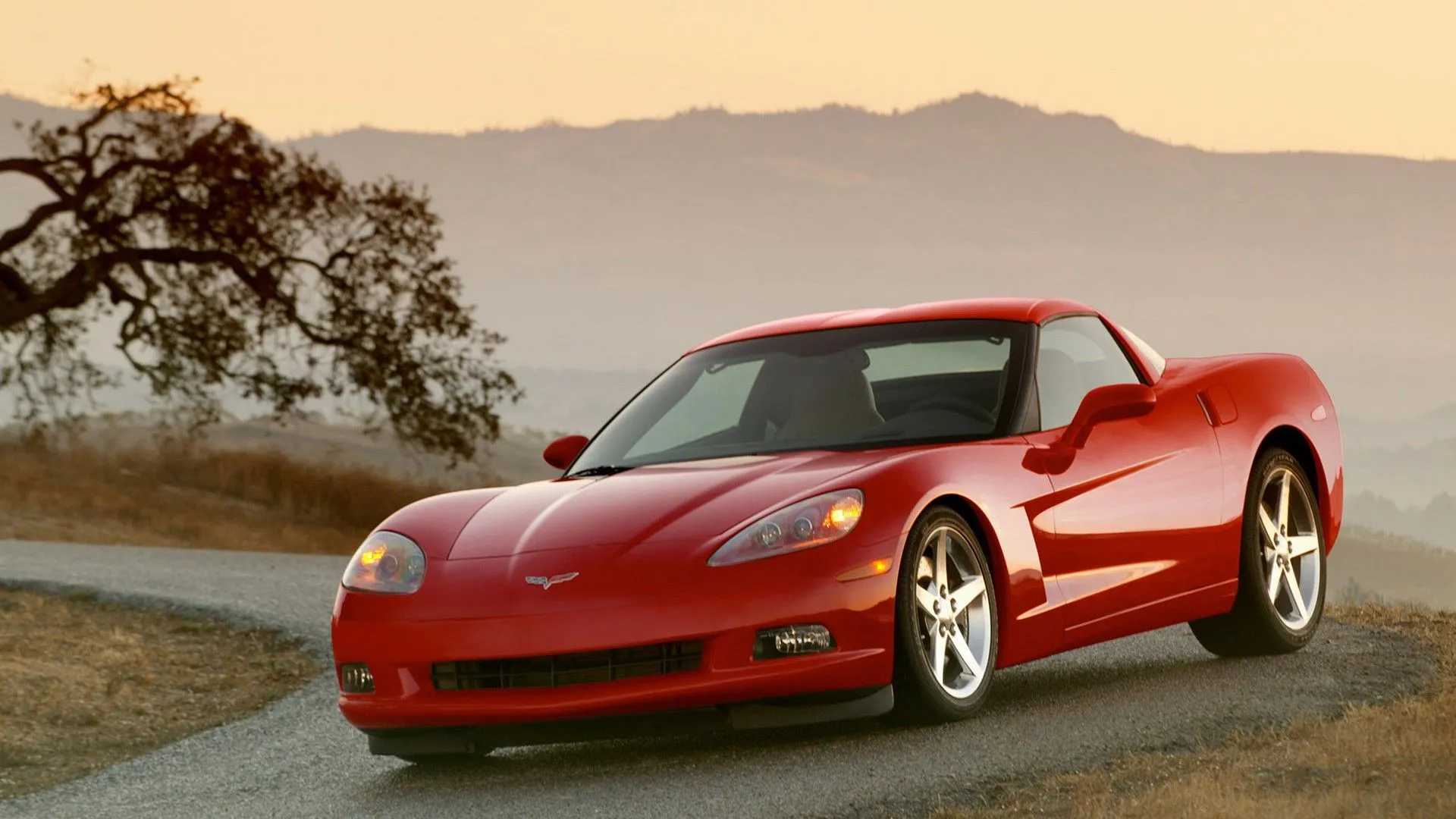 Chevrolet Corvette Z51 2005 màu đỏ đậu bên lề đường
