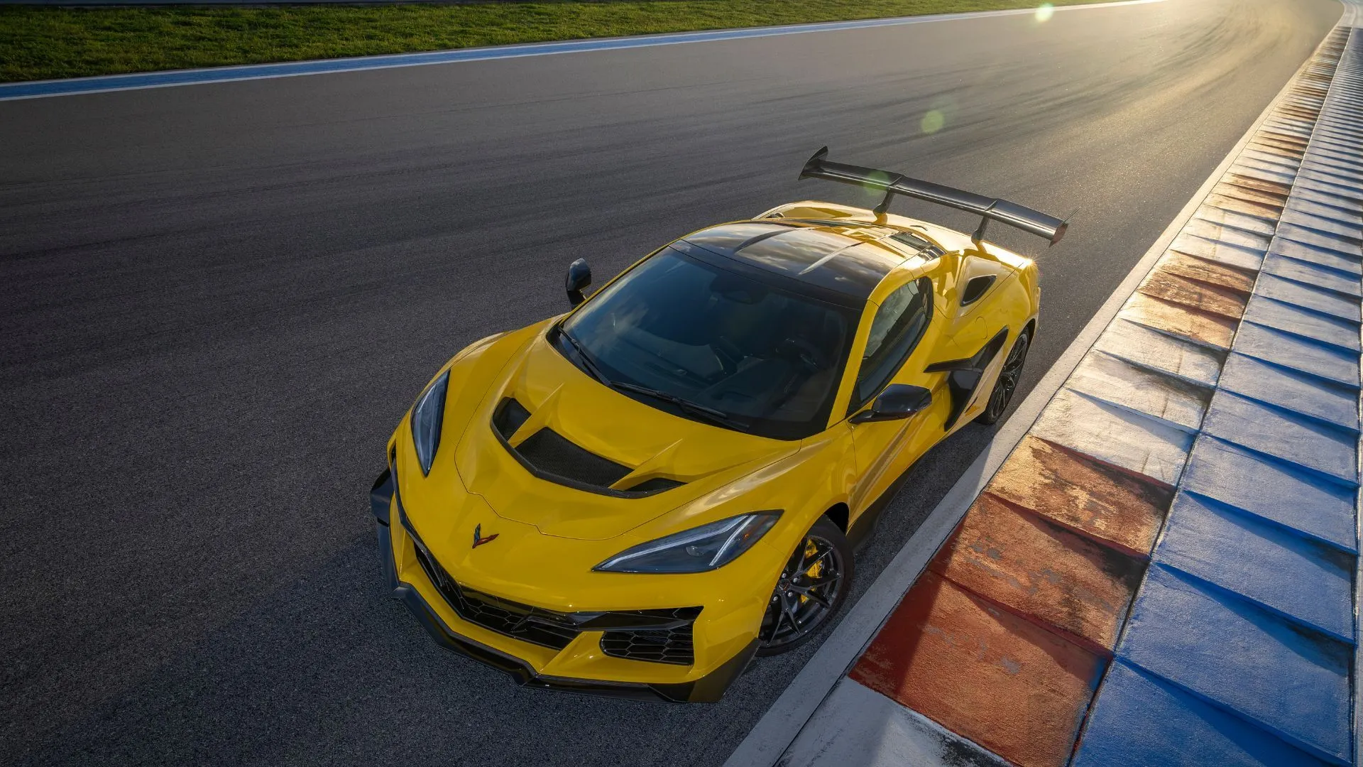 Chevrolet Corvette ZR1 Coupe màu vàng đỗ trên đường đua, biểu tượng của hiệu suất và sức mạnh xe thể thao