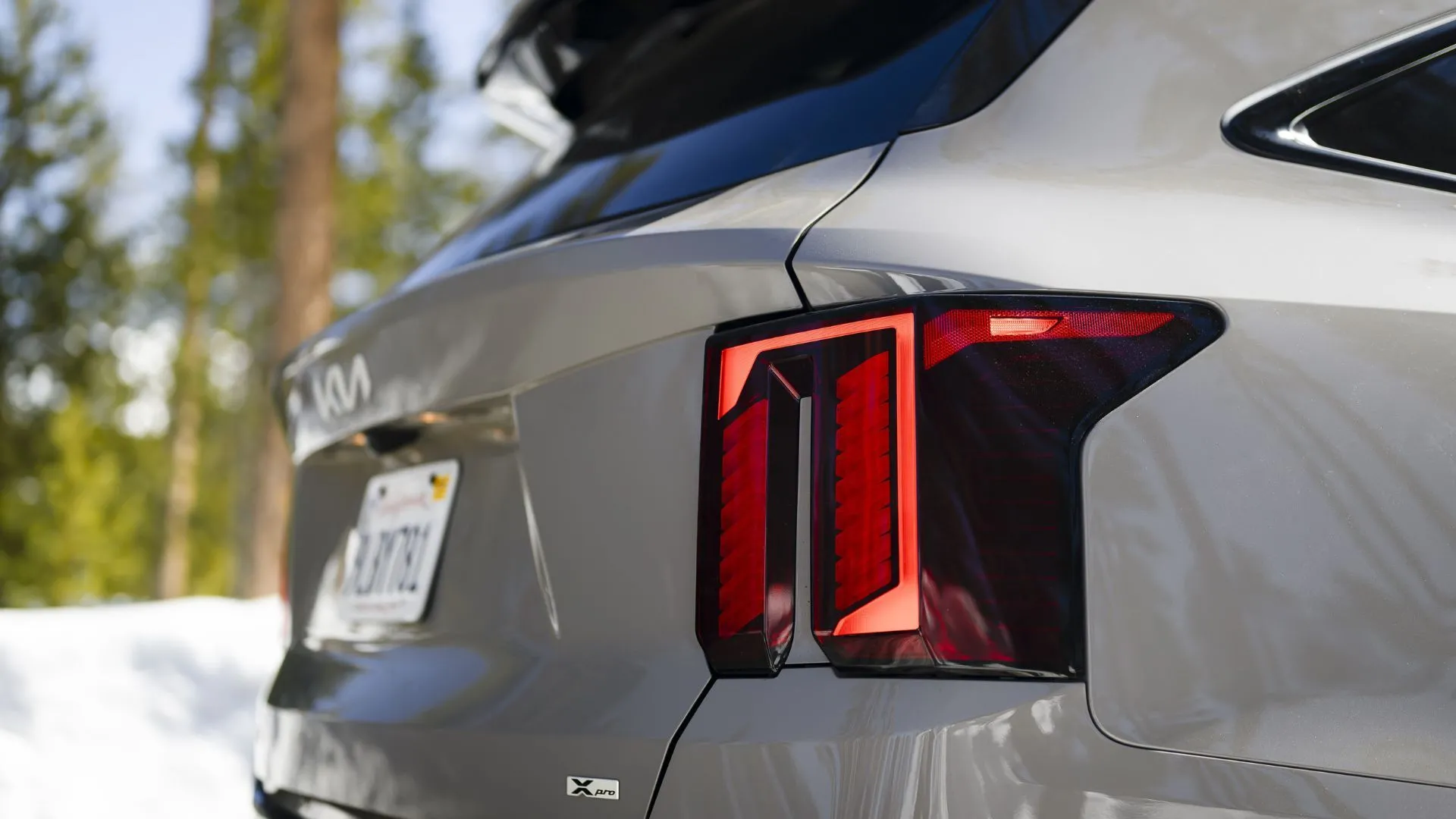 Chi tiết đèn hậu sắc sảo của Kia Sorento 2025, toát lên vẻ hiện đại và mạnh mẽ