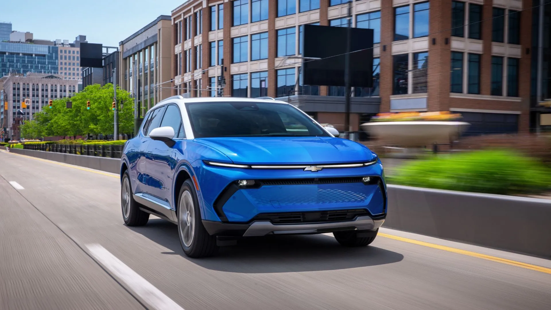 Chiếc Chevrolet Equinox EV LT 2024 màu trắng từ góc trước, thể hiện kiểu dáng crossover điện nhỏ gọn và hiệu quả.