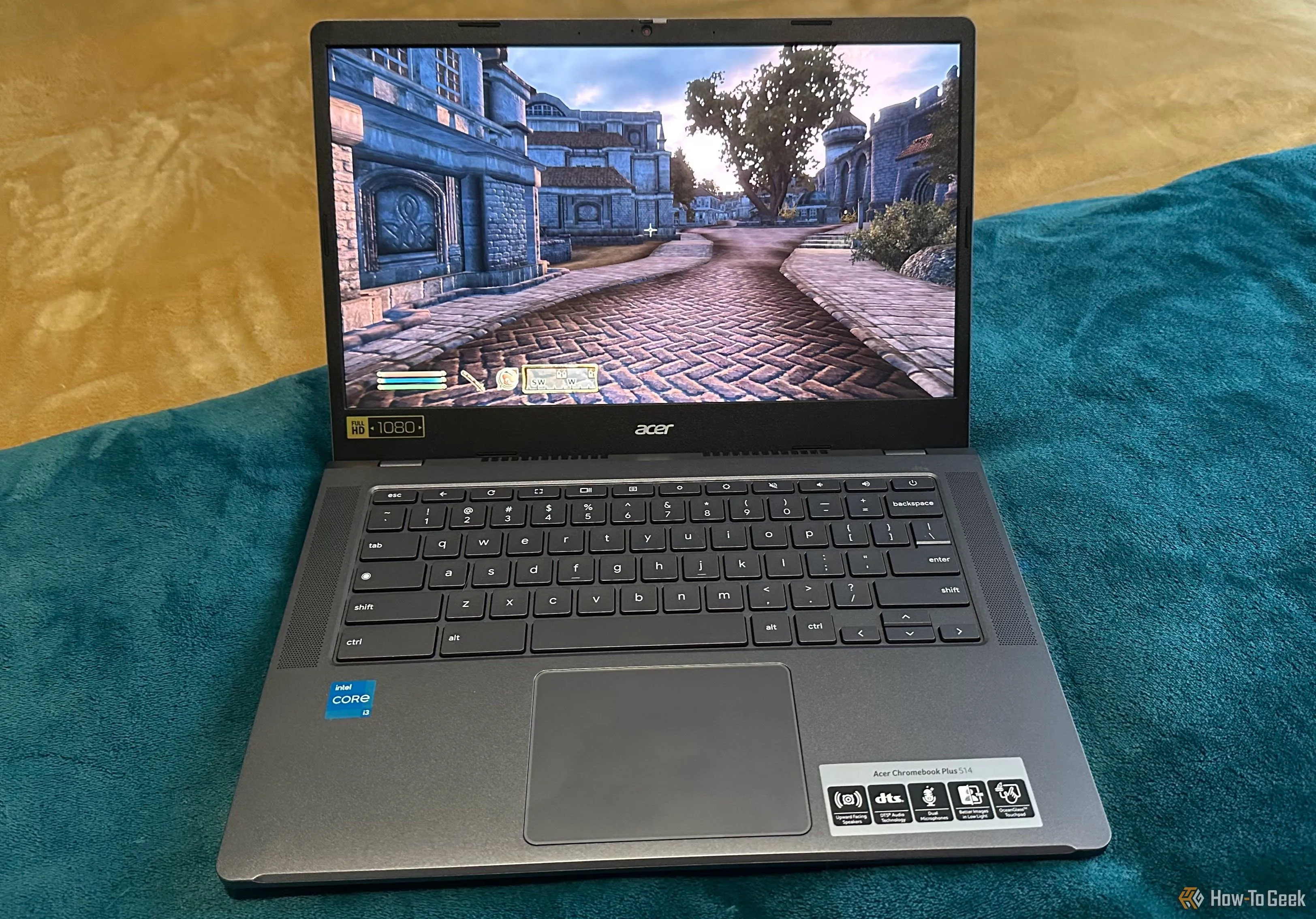 Chiếc Chromebook Plus hiển thị game Elder Scrolls Oblivion, minh họa khả năng chơi game.