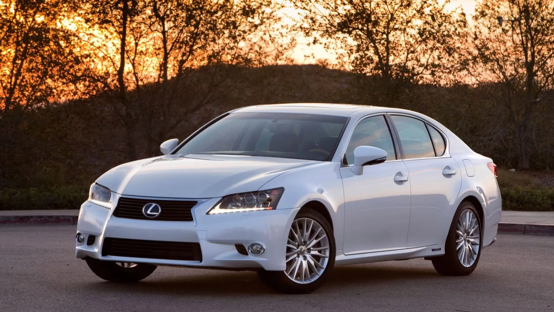 Chiếc Lexus GS 2015 màu bạc, một sedan sang trọng và mạnh mẽ vẫn giữ được độ bền bỉ sau nhiều năm