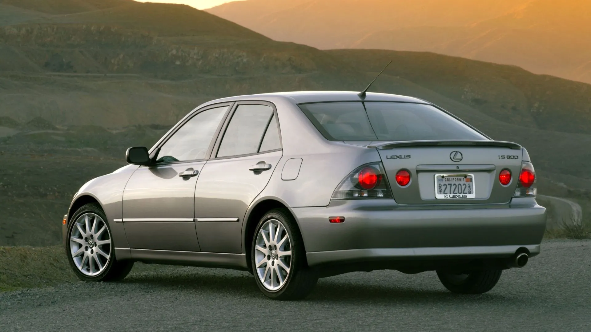 Chiếc Lexus IS300 đời 2003 màu bạc, một mẫu sedan thể thao đáng tin cậy của Lexus