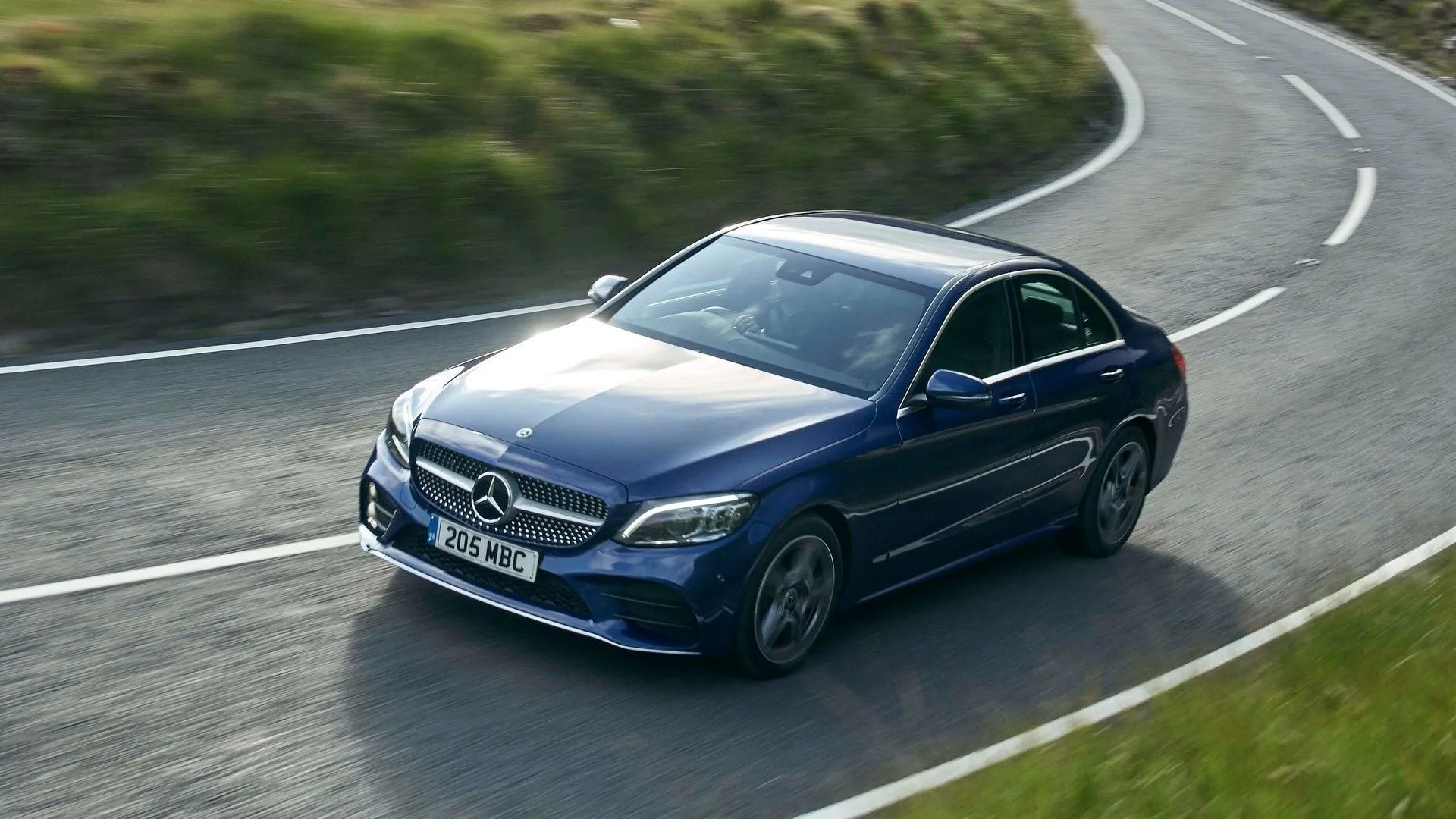 Chiếc Mercedes-Benz C-Class 2019 màu xám bạc đang di chuyển