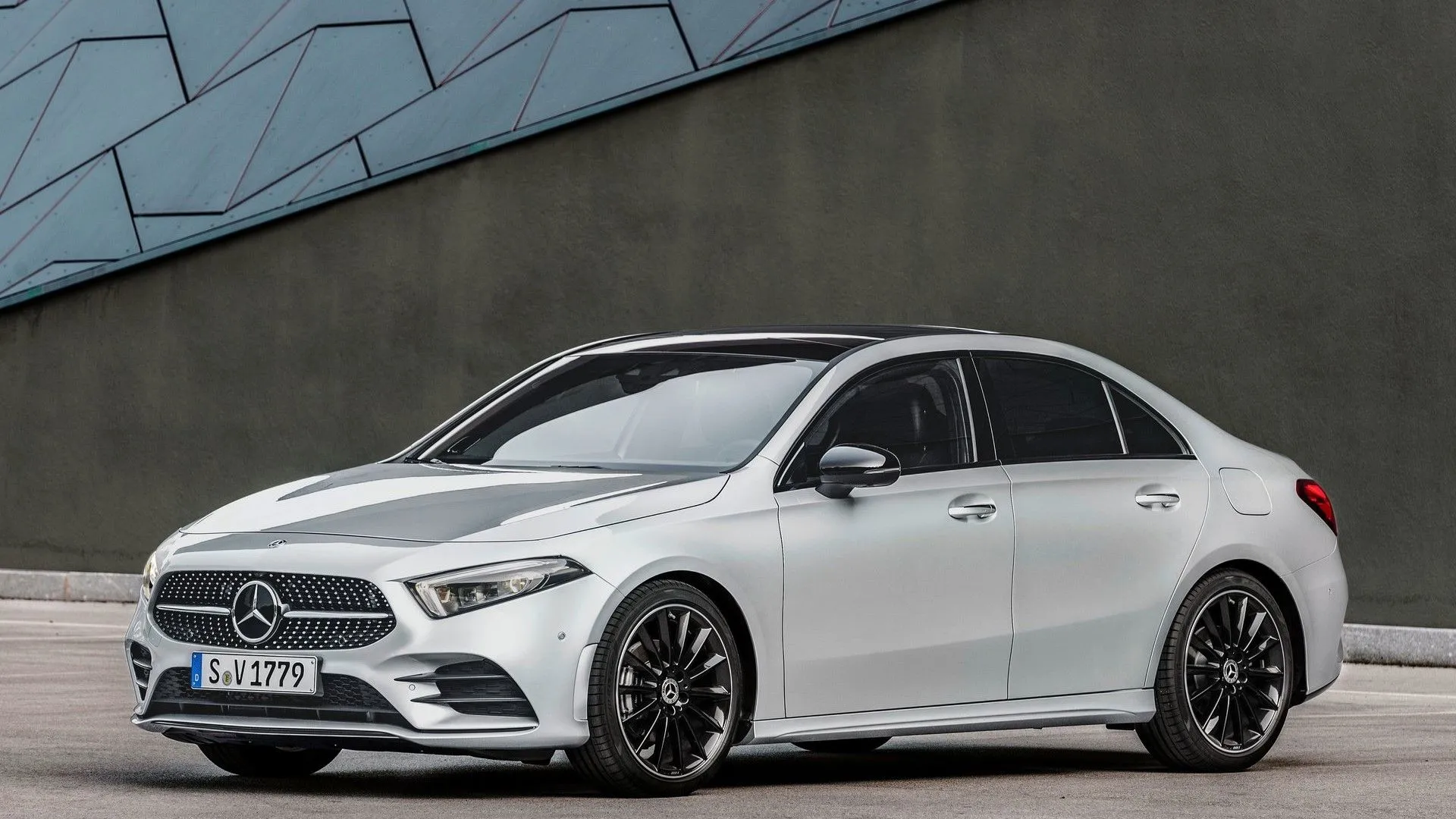 Chiếc sedan Mercedes-Benz A-Class 2019 màu xám bạc với thiết kế hiện đại