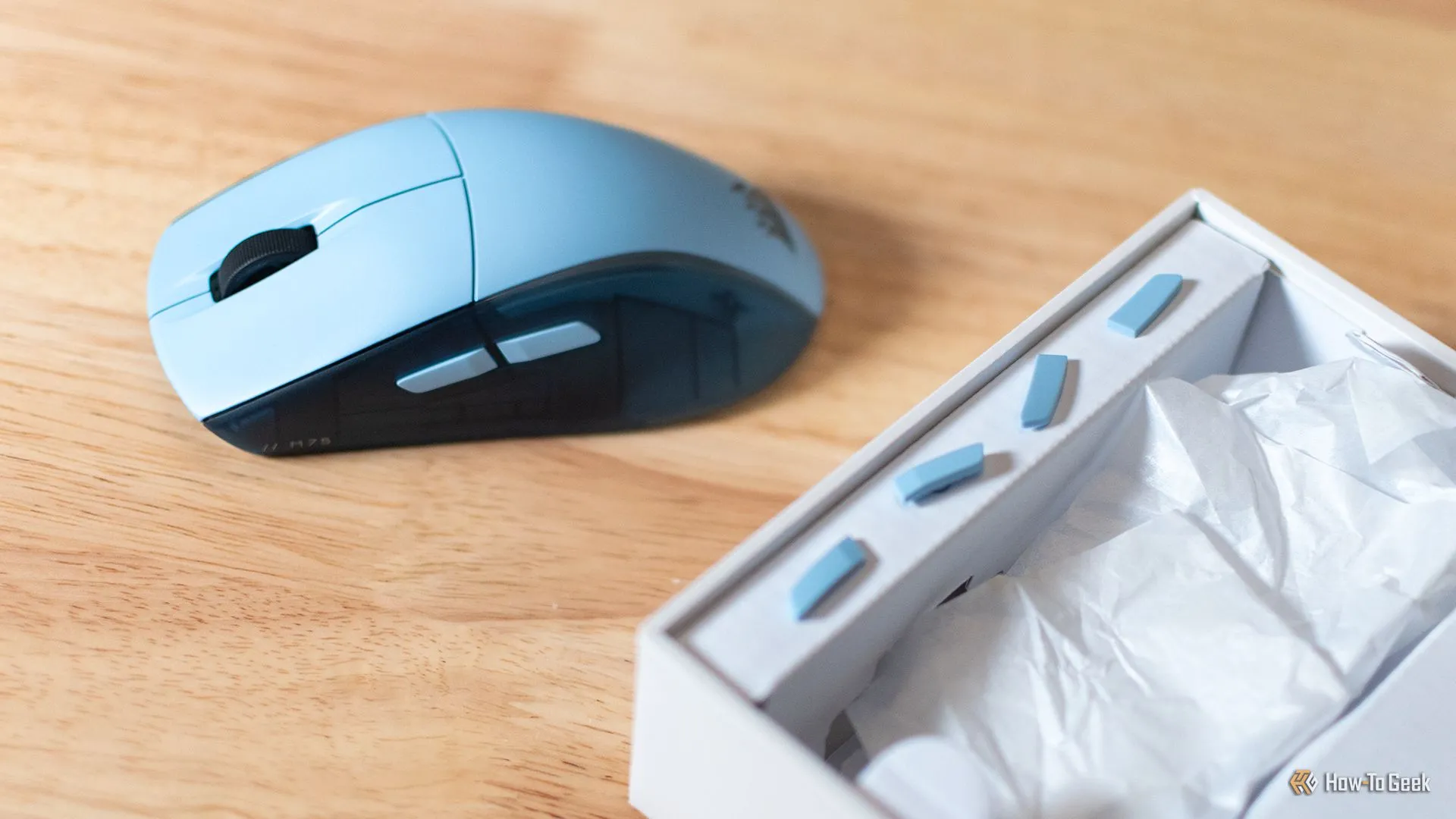 Chuột Corsair M75 Wireless cùng với các nút phụ có thể thay thế