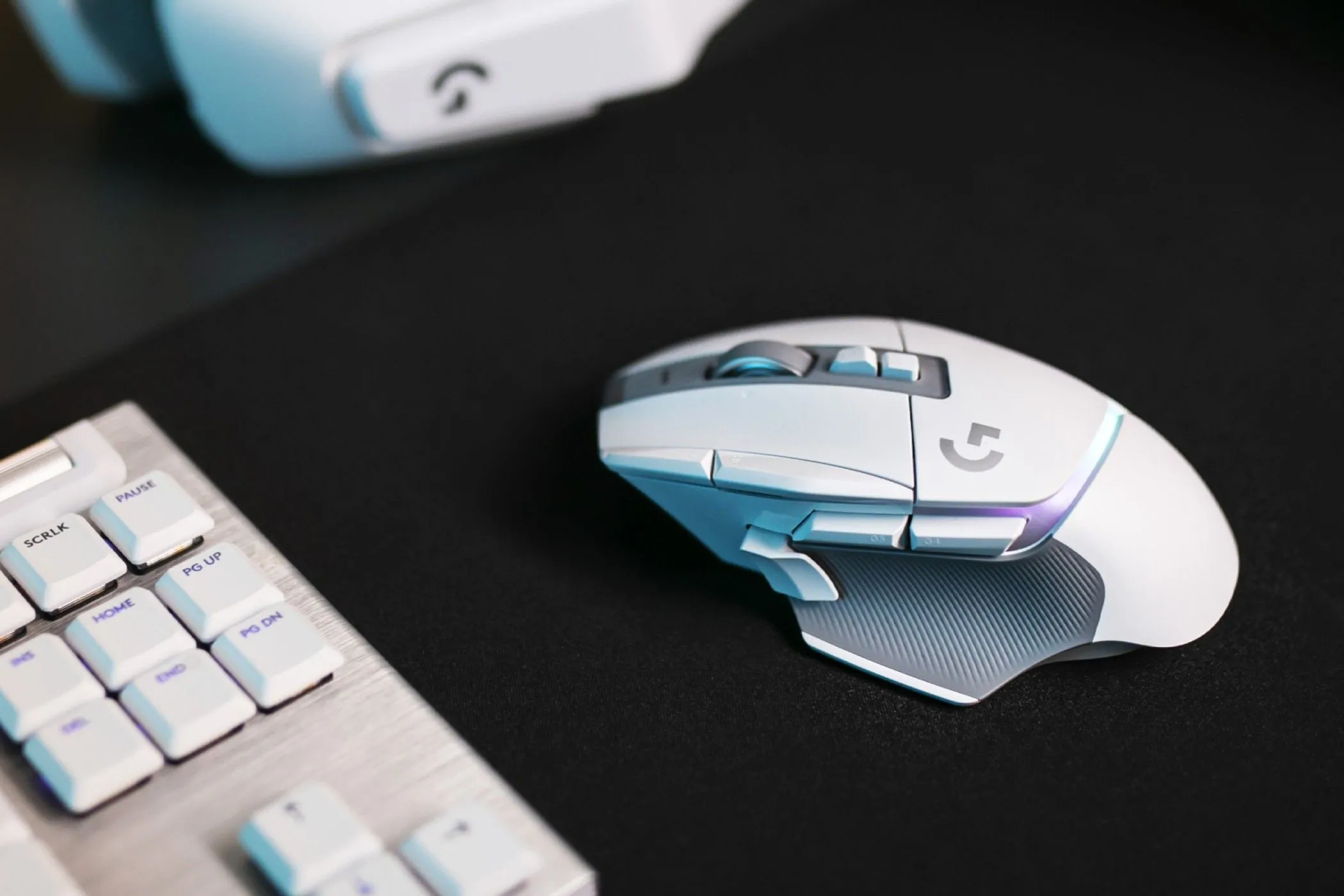 Chuột gaming không dây Logitech G502 X màu trắng trên bàn làm việc