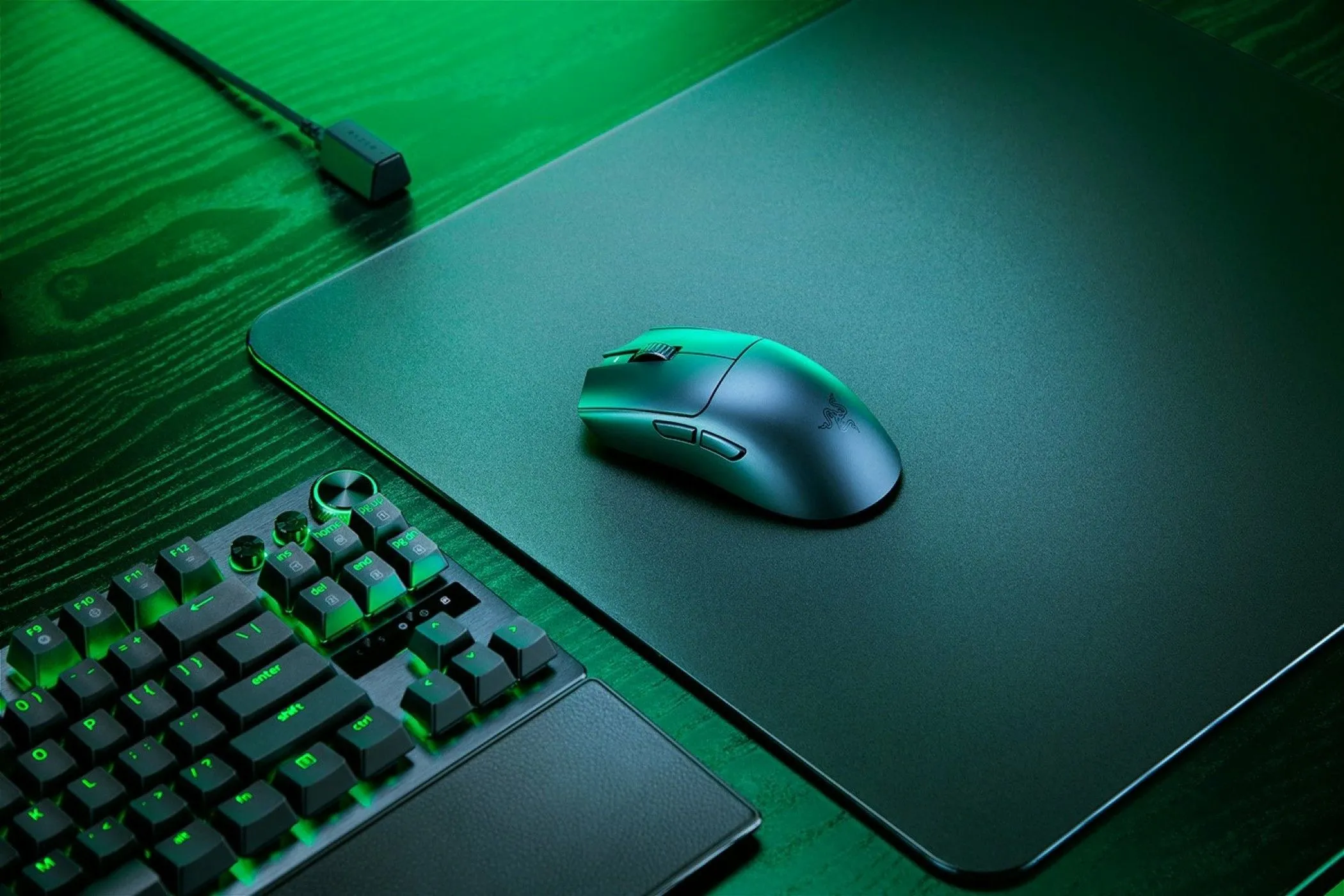 Chuột gaming Razer Viper V3 Pro màu đen đặt trên tấm lót chuột chuyên nghiệp.