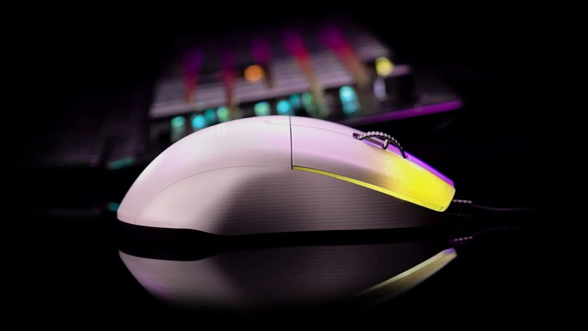 Chuột gaming siêu nhẹ có dây ROCCAT Kone Pro màu trắng trên bàn.