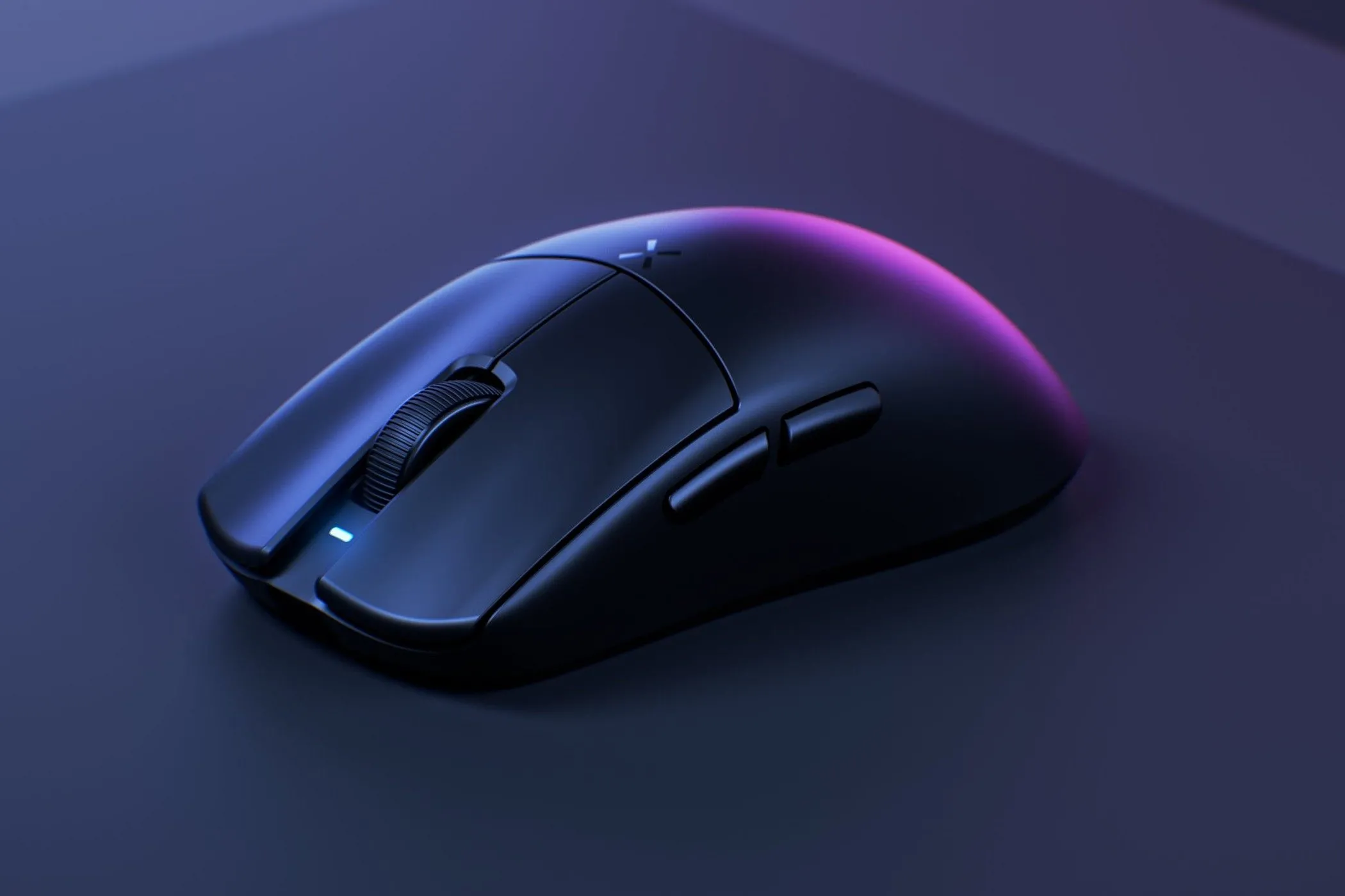 Chuột gaming siêu nhẹ Hitscan Hyperlight màu trắng đặt trên bàn di chuột.