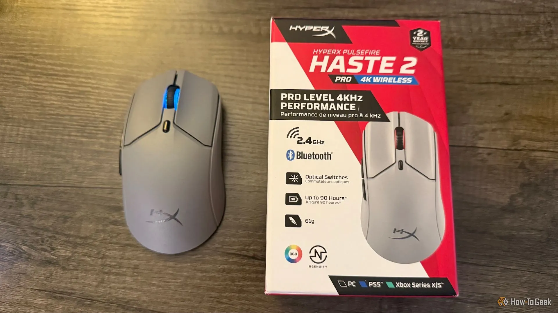 Chuột HyperX Pulsefire Haste 2 Pro và hộp đựng trên bàn