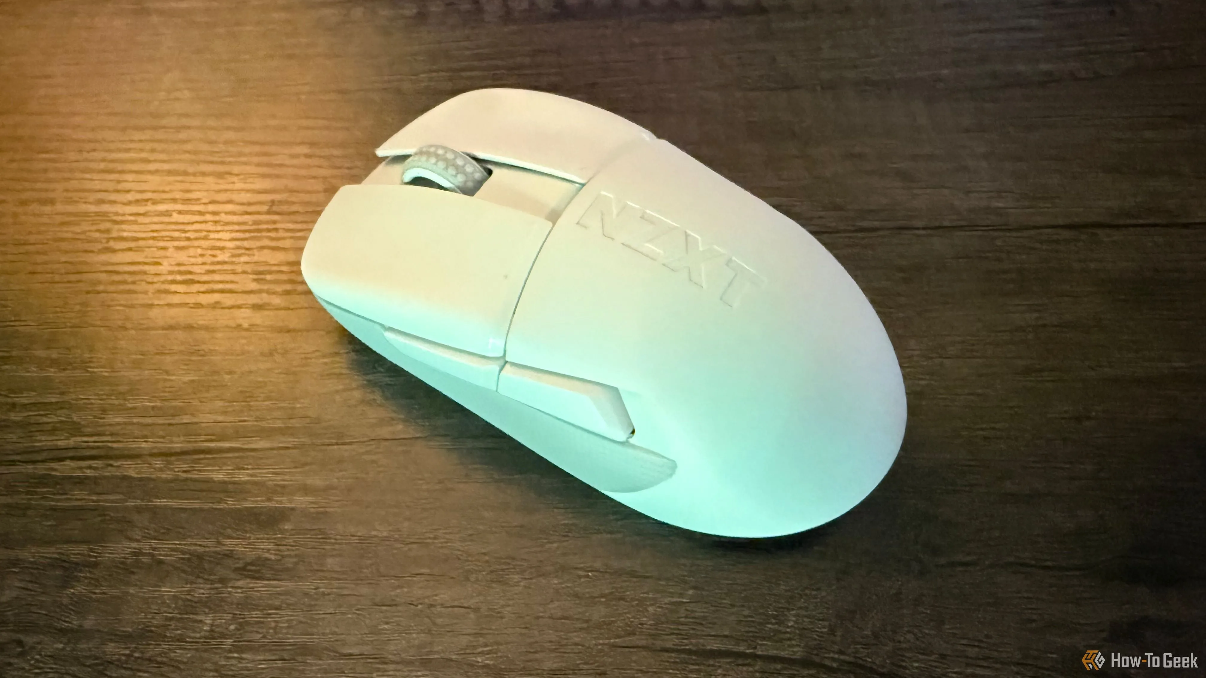 Chuột không dây NZXT Lift Elite màu trắng trên bàn.
